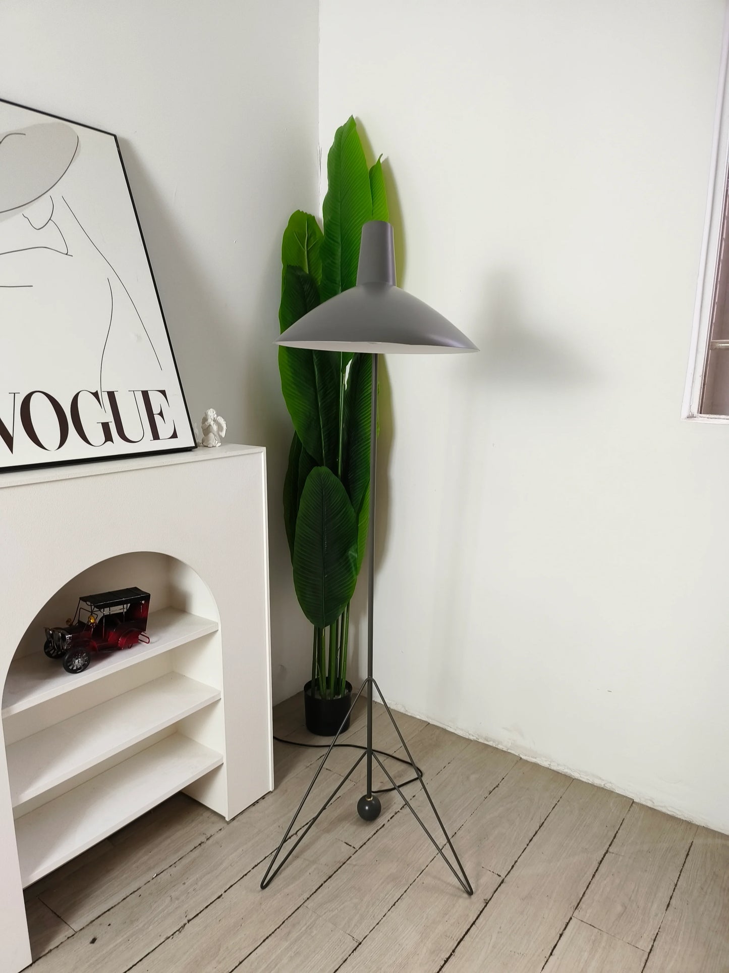 Tripod HM8 Floor Lamp - Nuvé