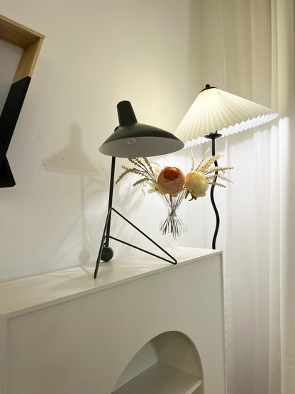 Tripod HM9 Simple Table Lamp - Nuvé