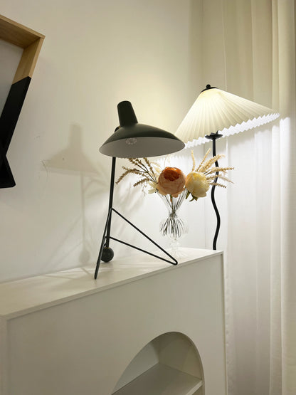 Tripod HM9 Simple Table Lamp
