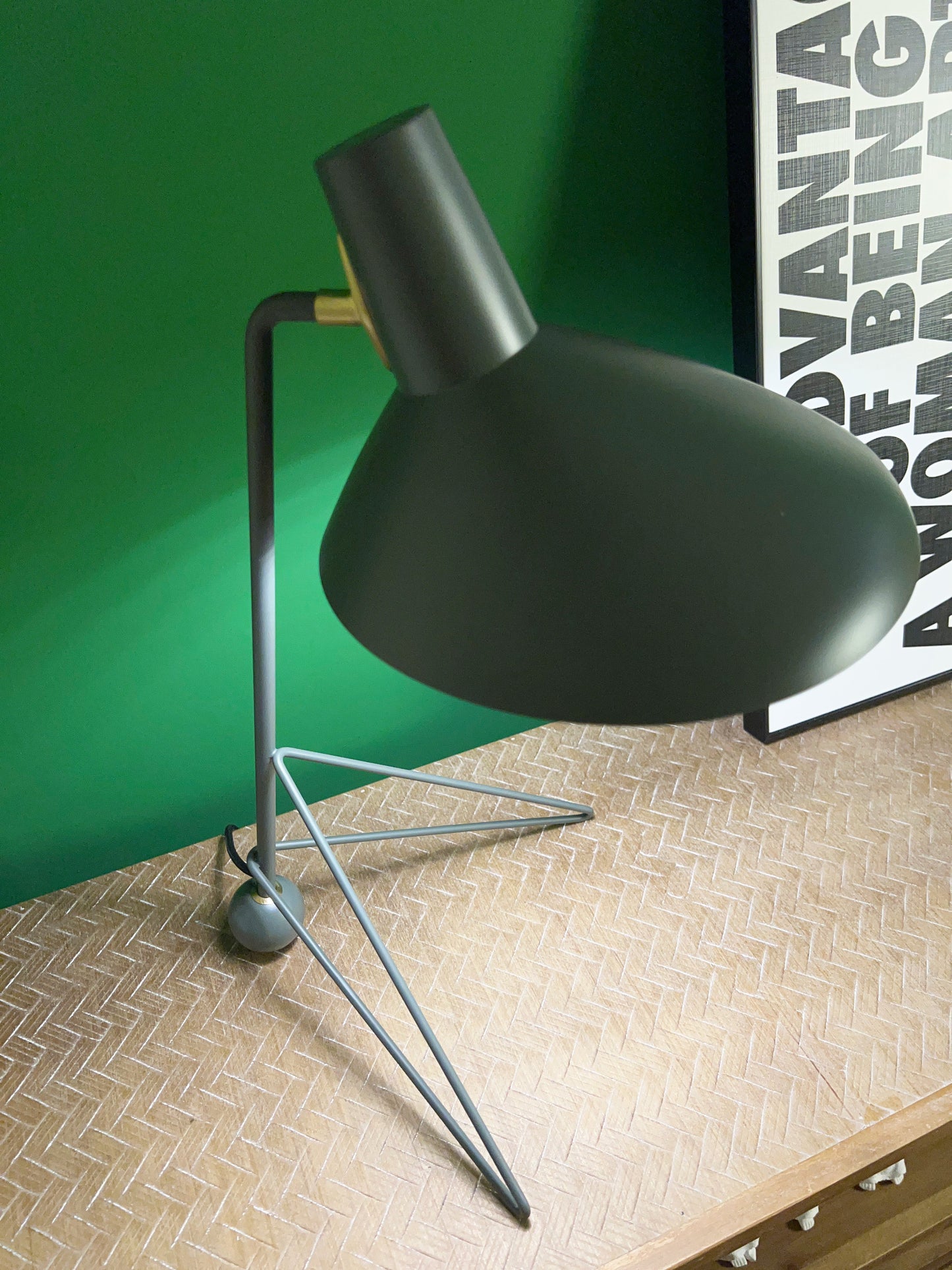 Tripod HM9 Simple Table Lamp - Nuvé