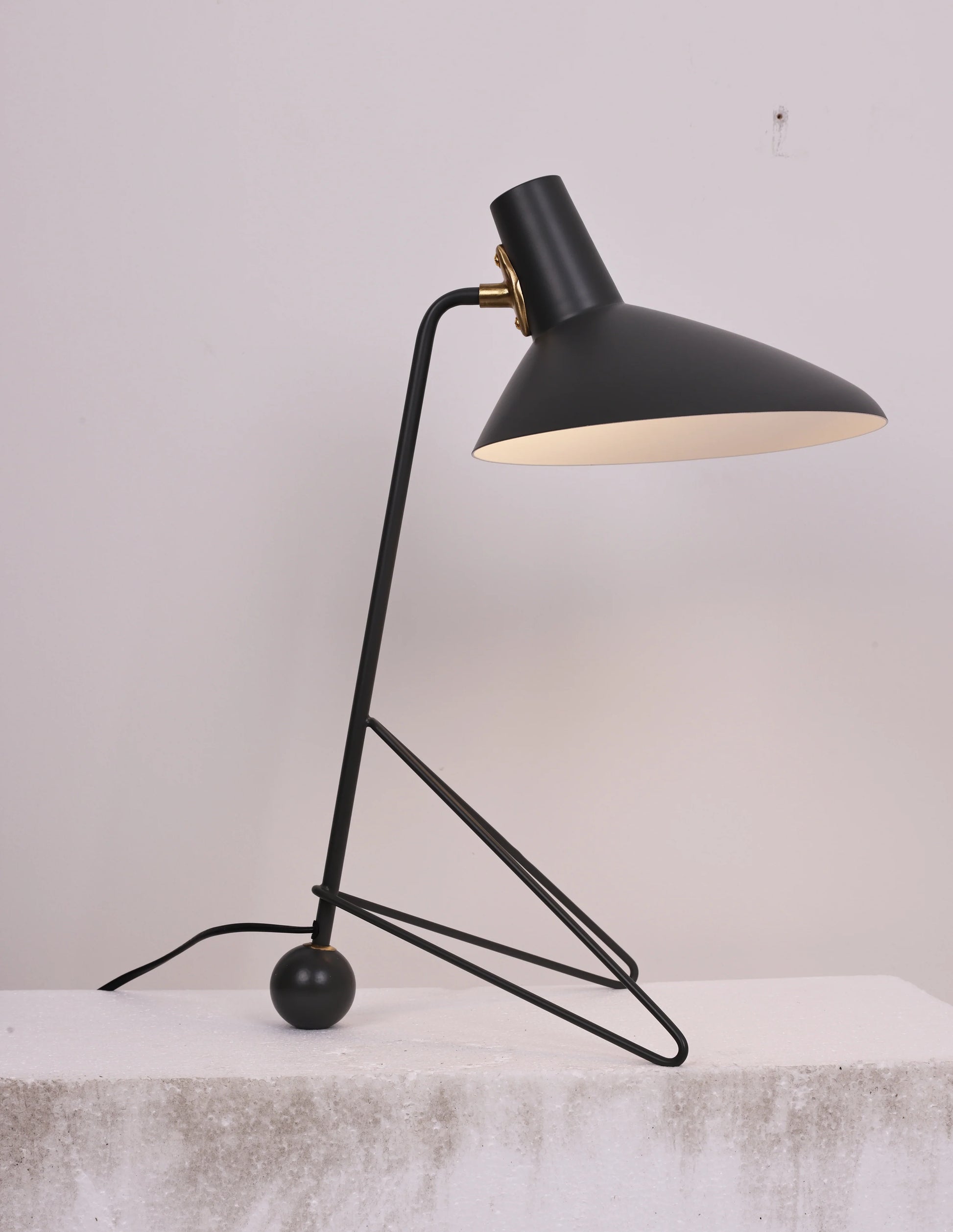 Tripod HM9 Simple Table Lamp - Nuvé