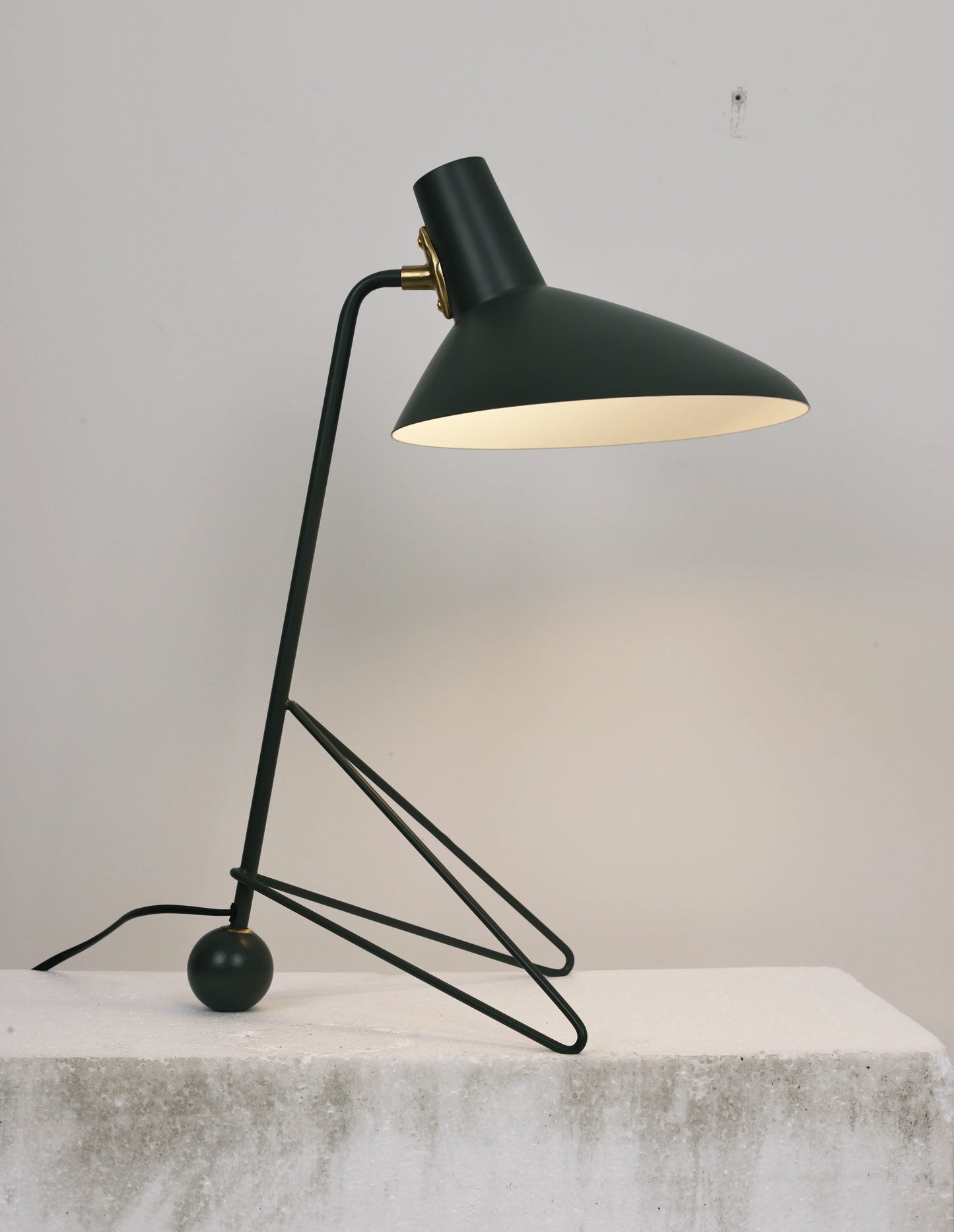 Tripod HM9 Simple Table Lamp - Nuvé