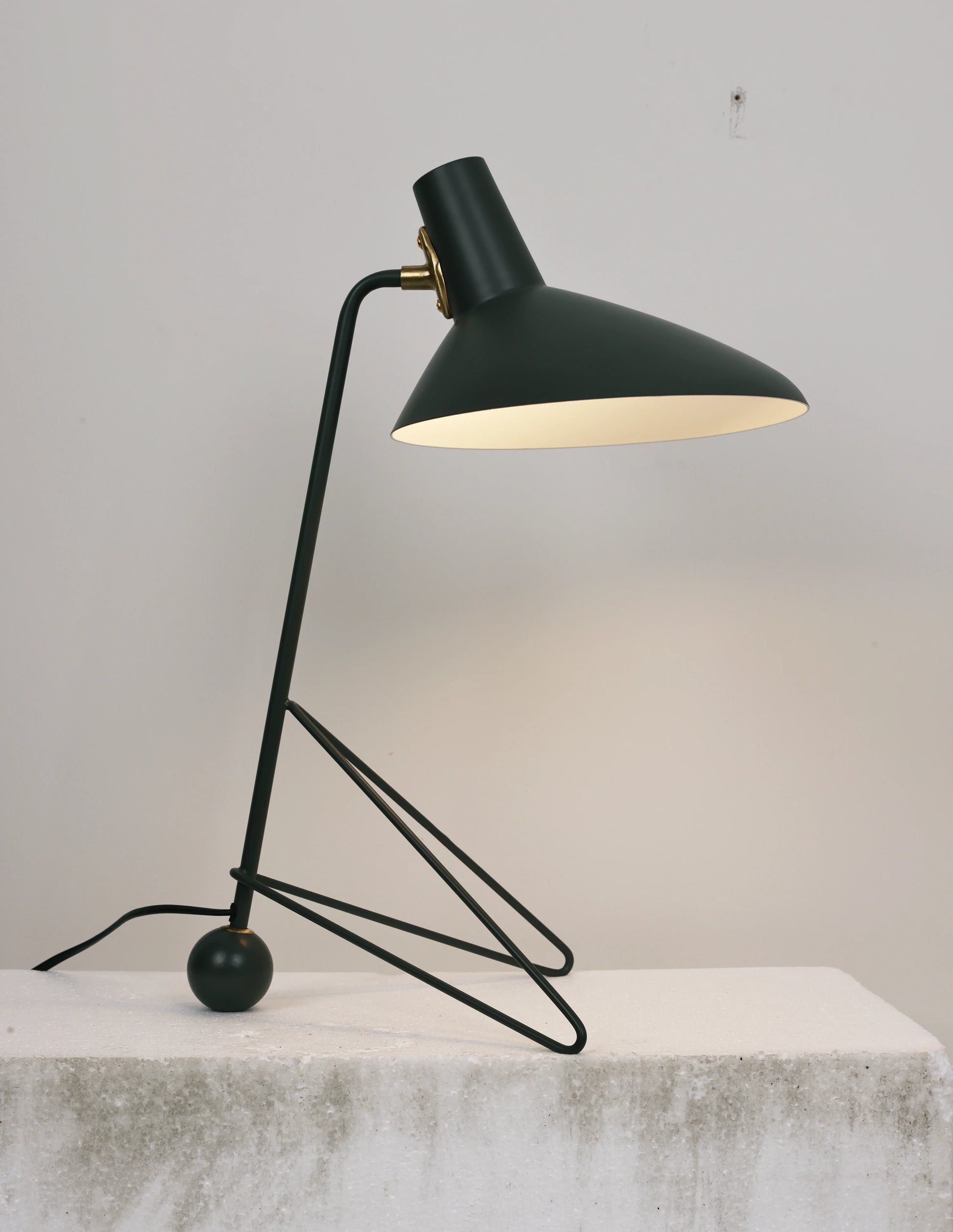 Tripod HM9 Simple Table Lamp - Nuvé