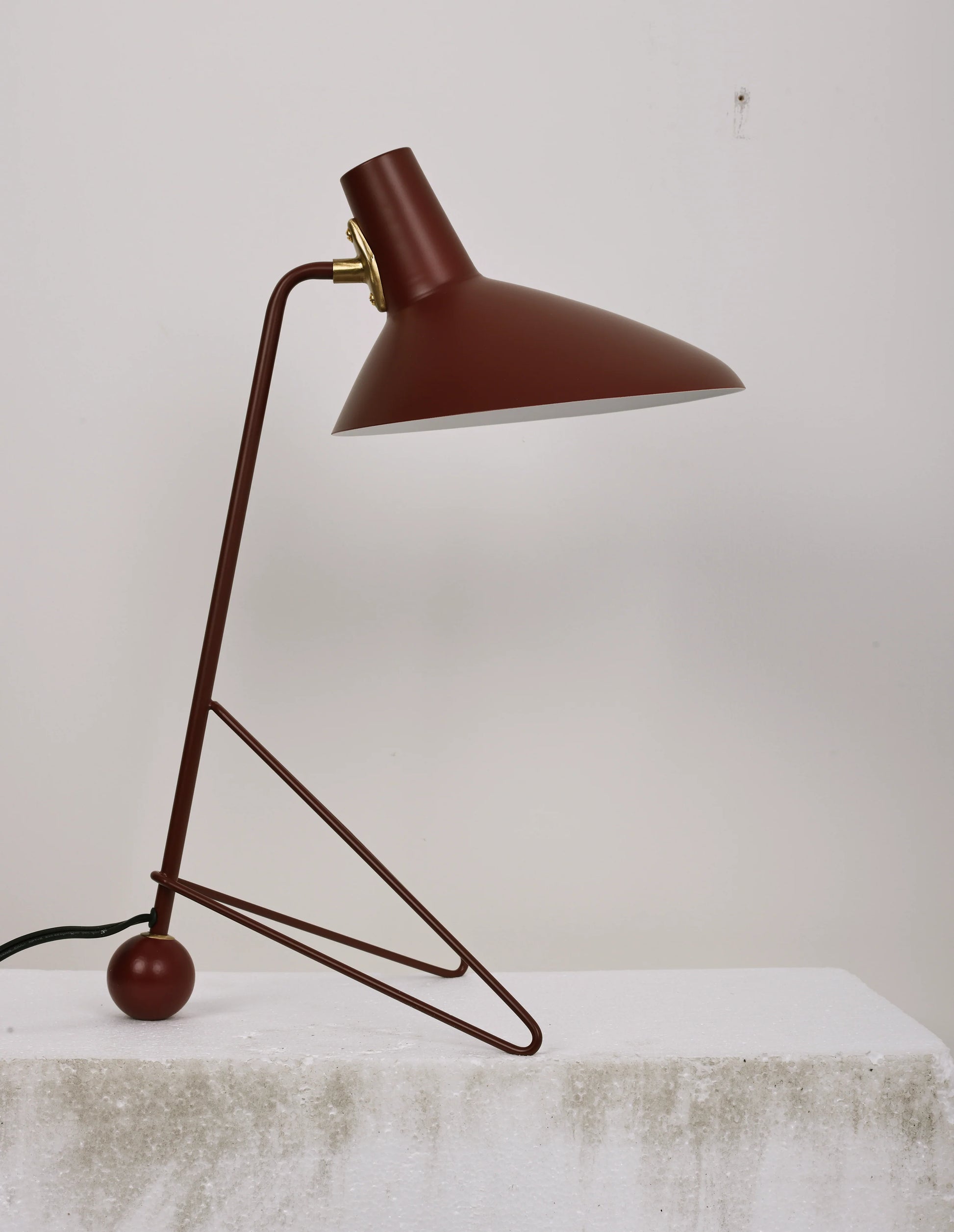 Tripod HM9 Simple Table Lamp - Nuvé