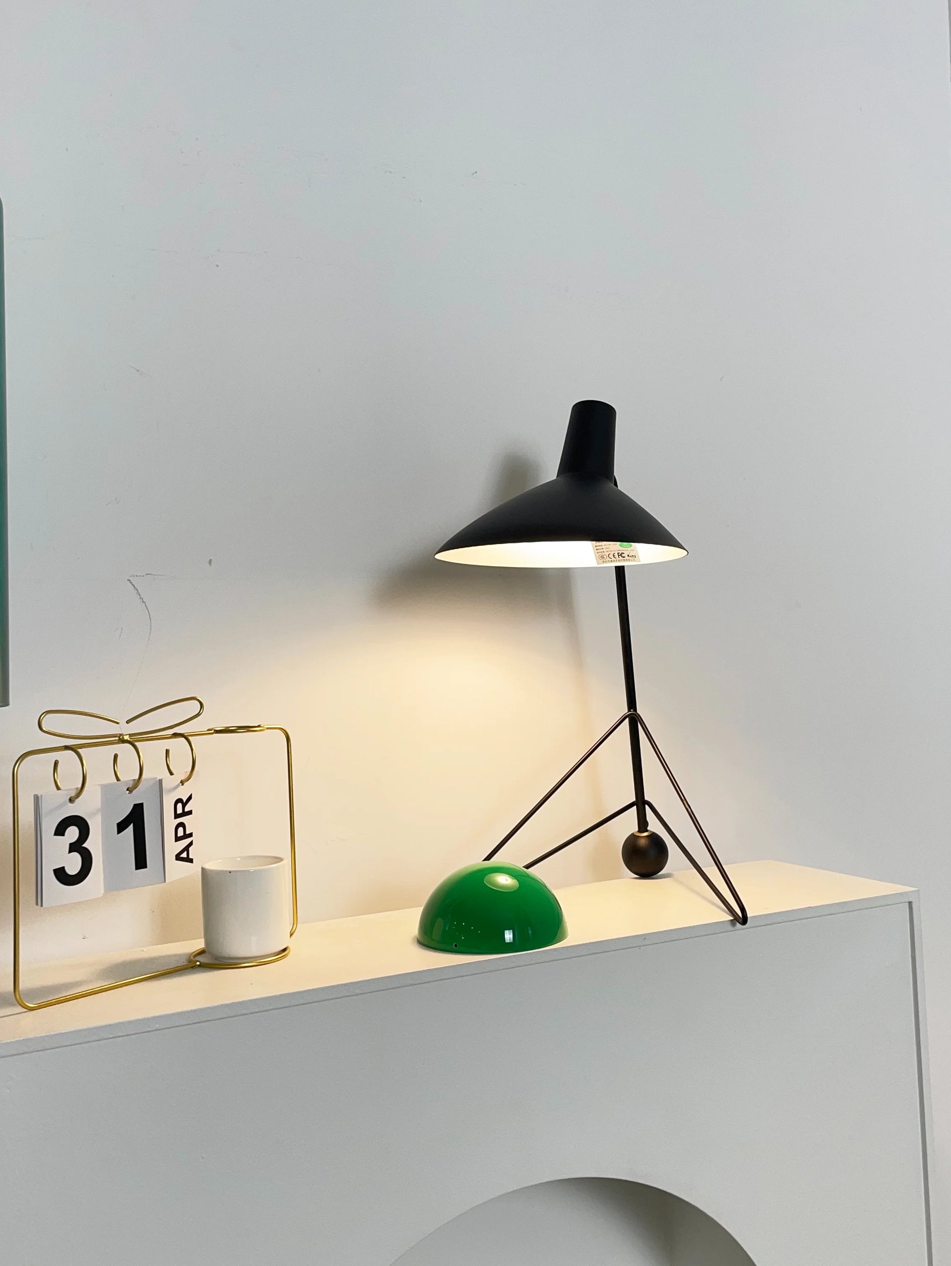 Tripod HM9 Simple Table Lamp - Nuvé