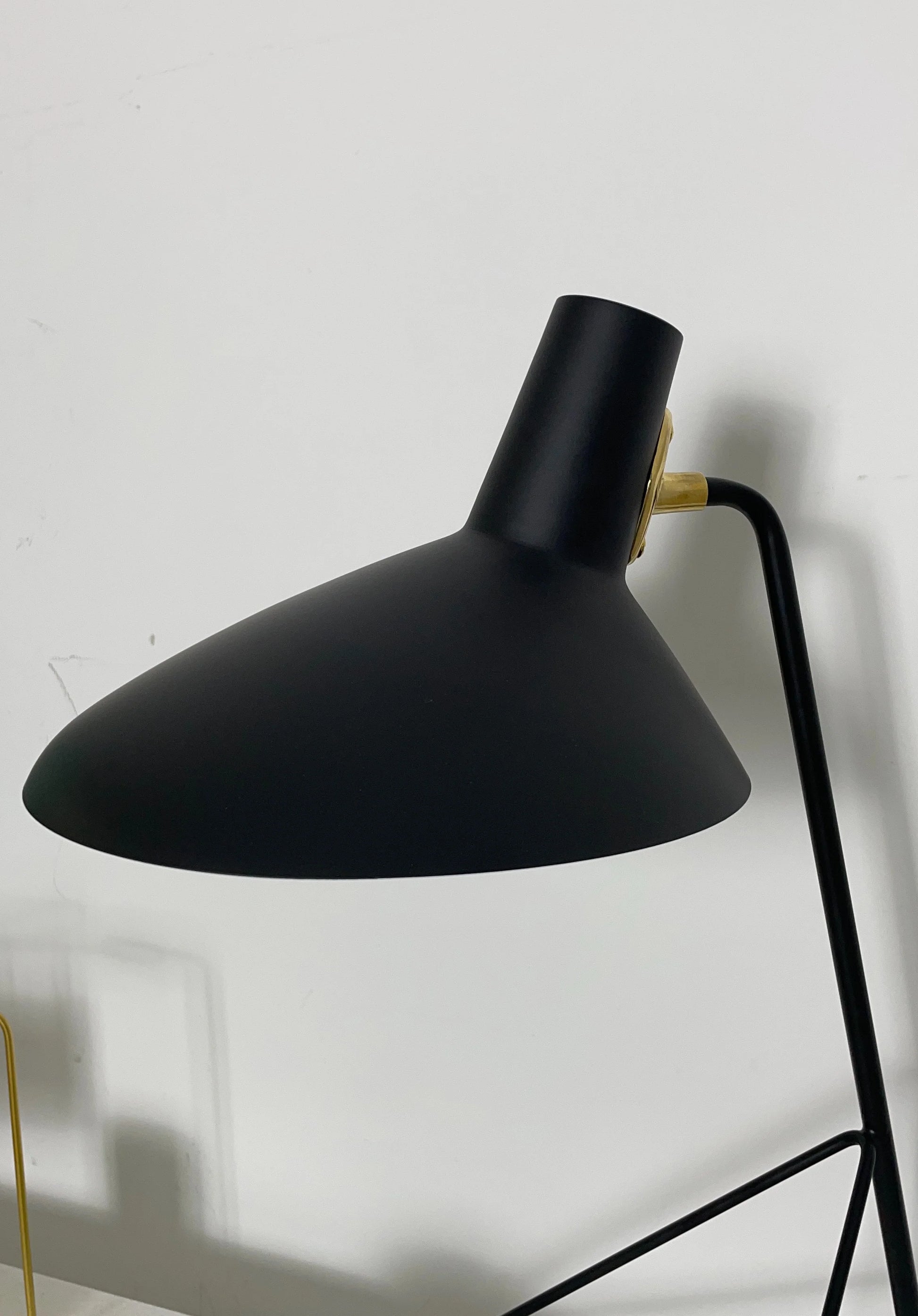 Tripod HM9 Simple Table Lamp - Nuvé