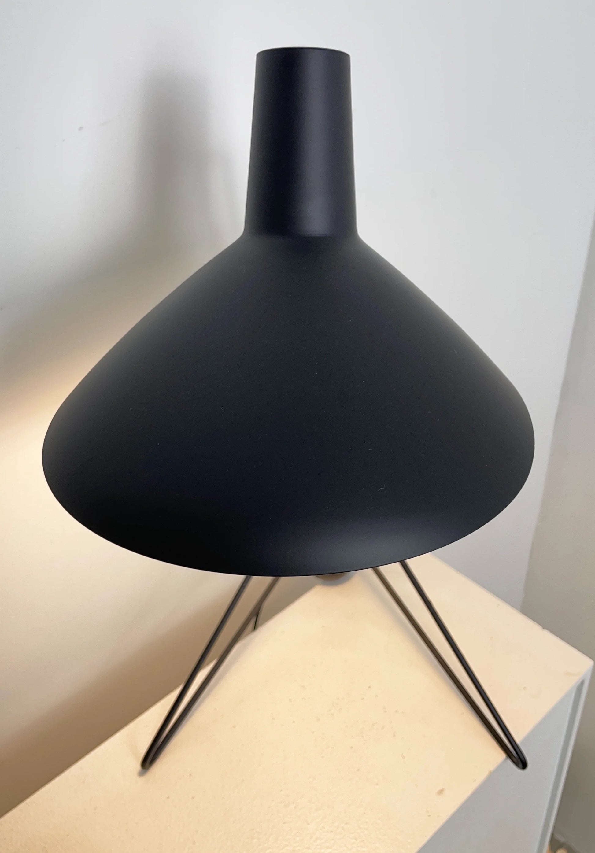 Tripod HM9 Simple Table Lamp - Nuvé