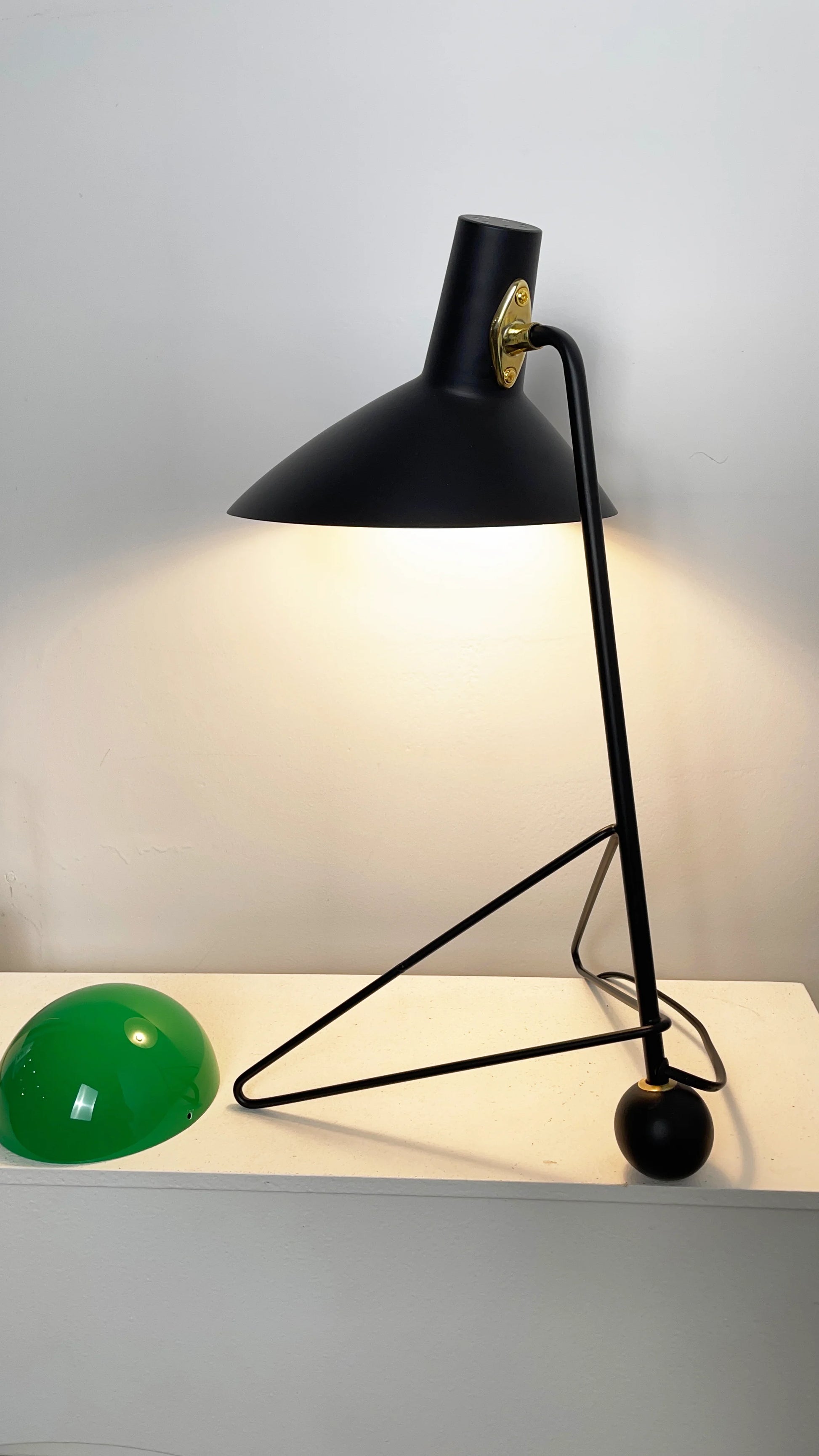 Tripod HM9 Simple Table Lamp - Nuvé