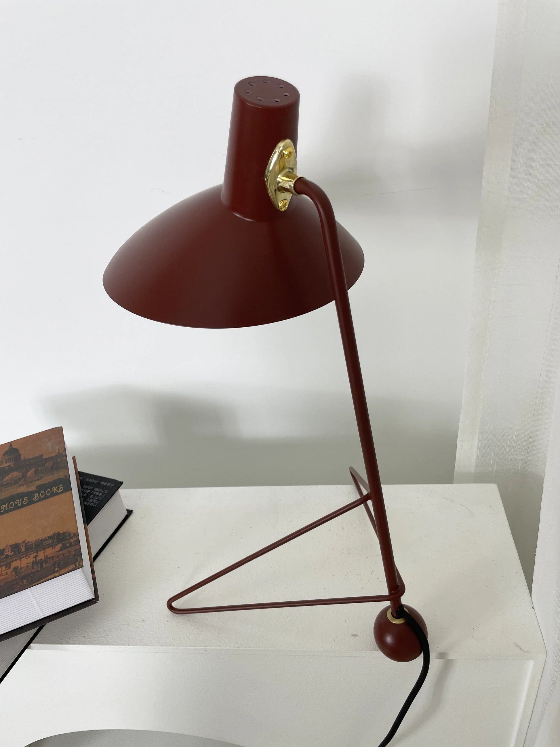 Tripod HM9 Simple Table Lamp - Nuvé