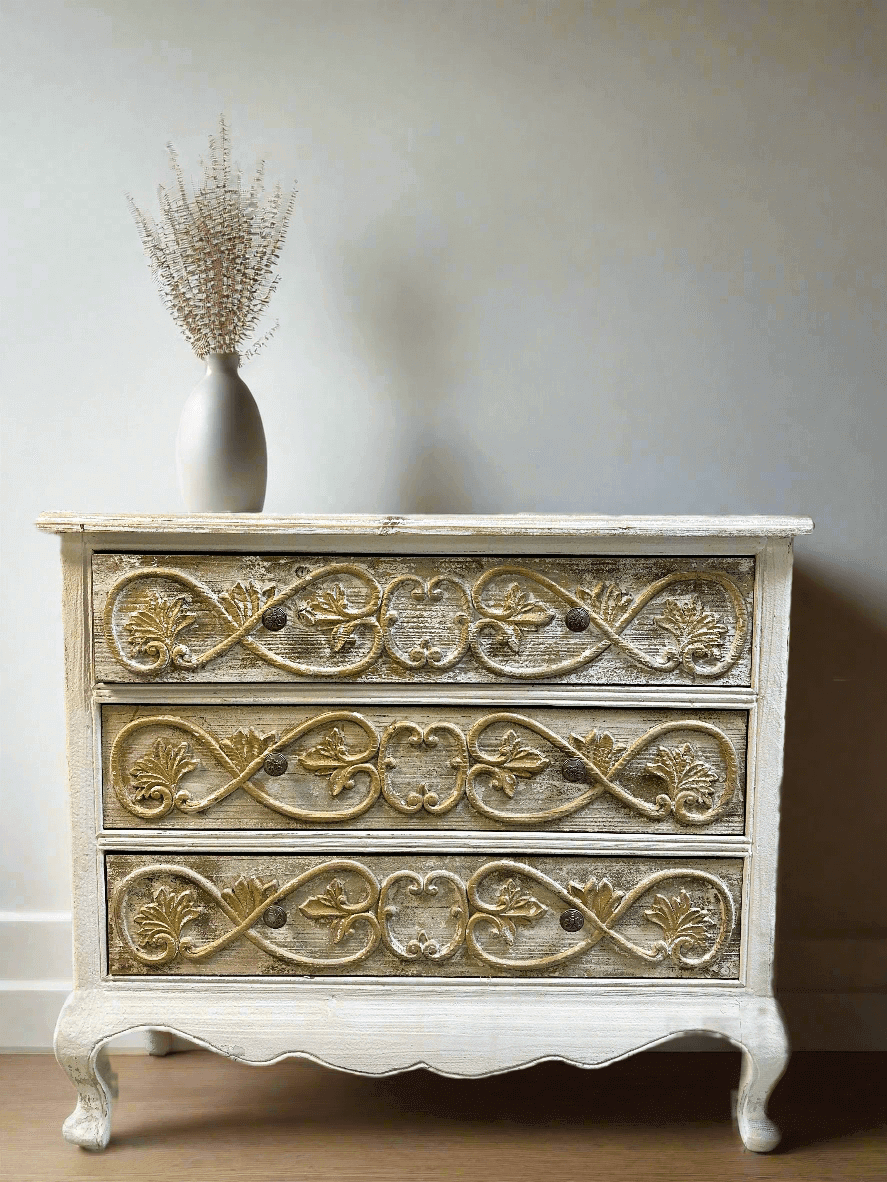Vintage Dresser in French Provincial Style - Nuvé