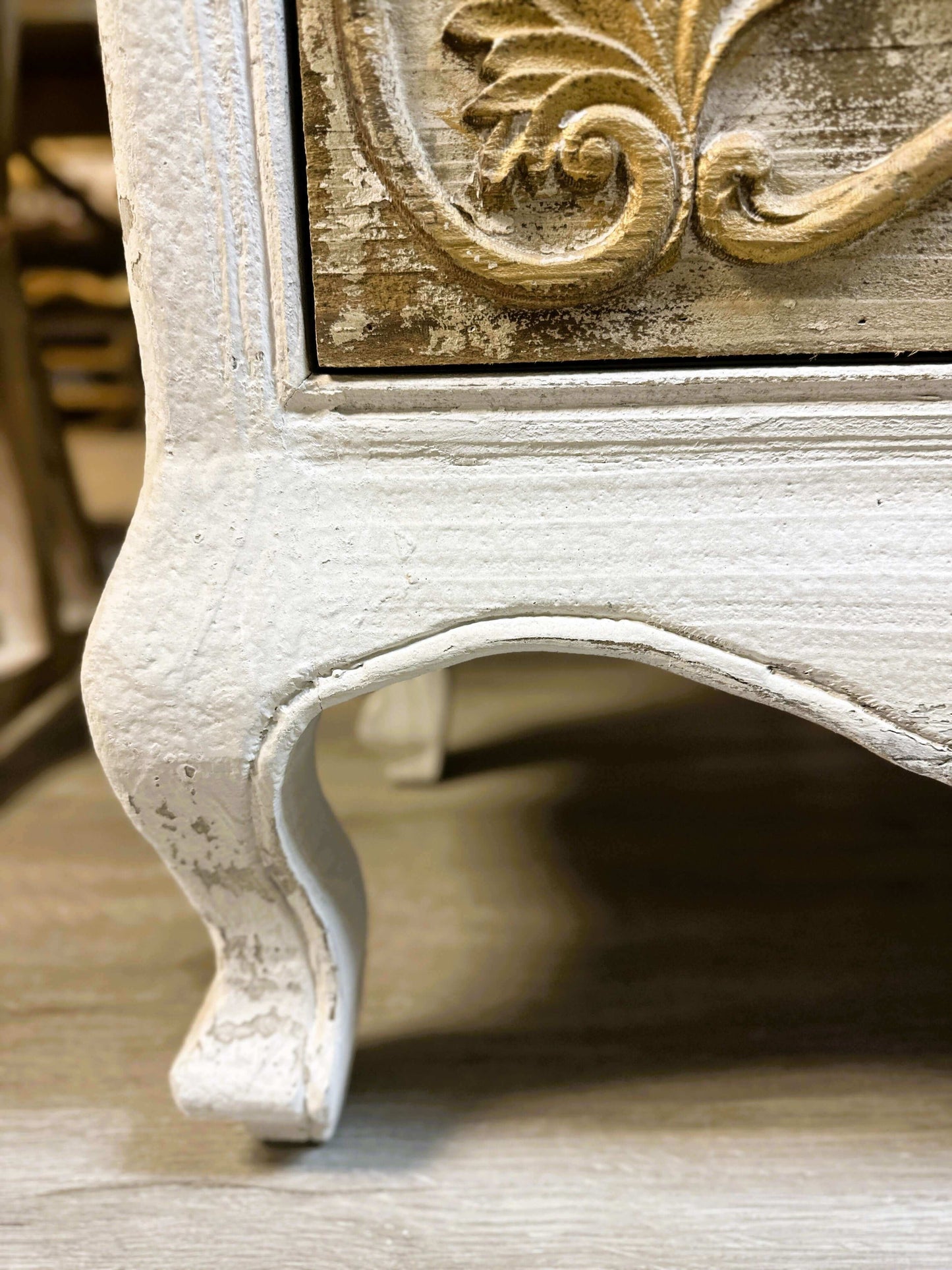 Vintage Dresser in French Provincial Style - Nuvé