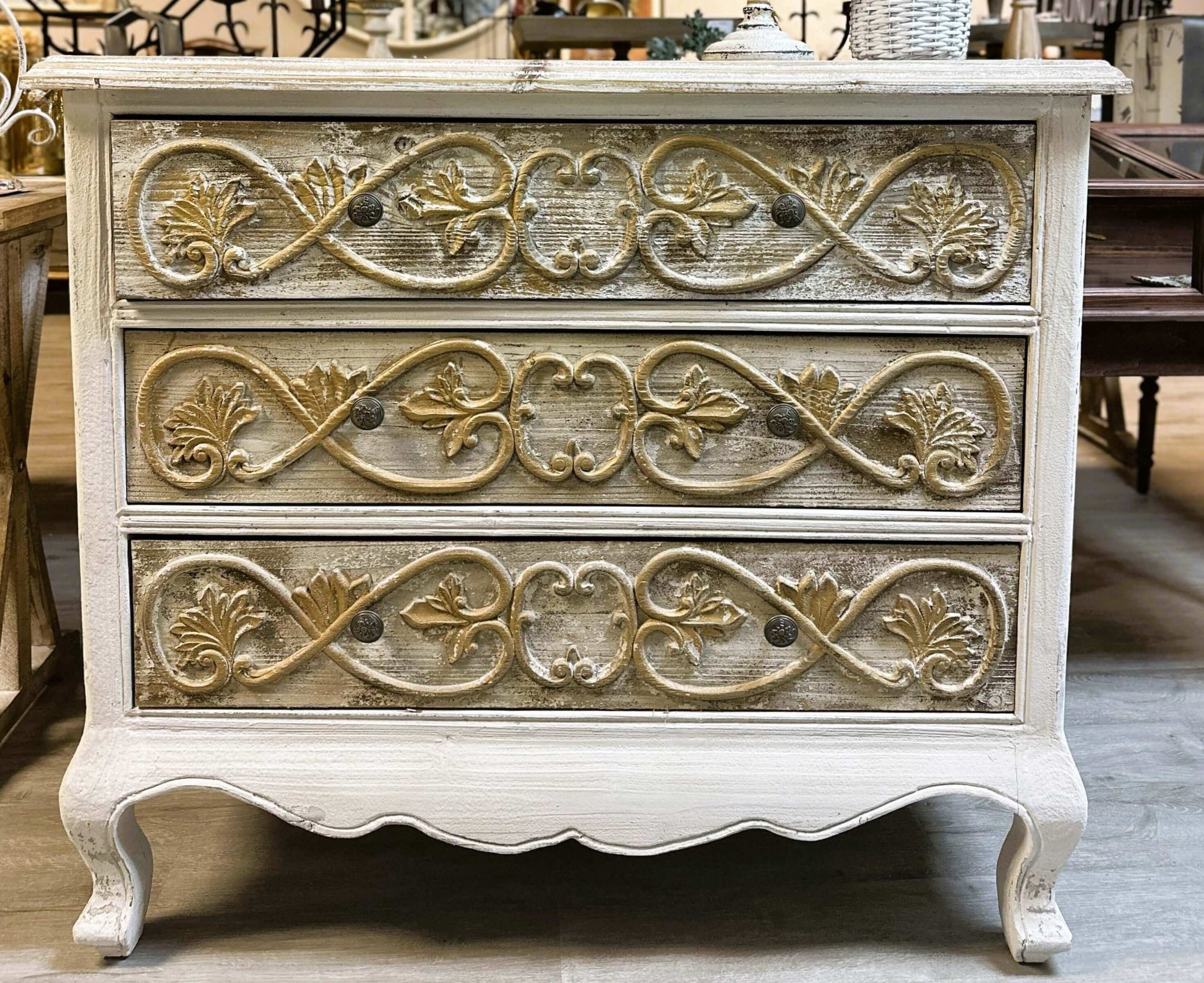 Vintage Dresser in French Provincial Style Vintage Dresser in French Provincial Style