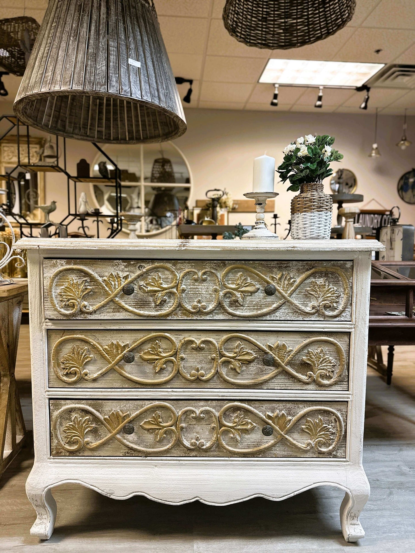 Vintage Dresser in French Provincial Style - Nuvé