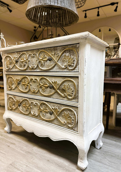 Vintage Dresser in French Provincial Style - Nuvé