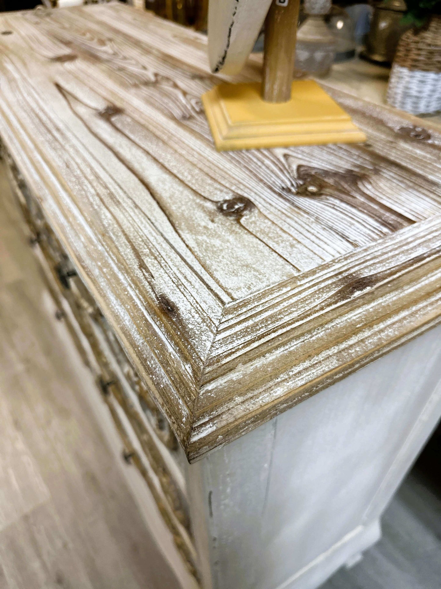 Vintage Dresser in French Provincial Style - Nuvé