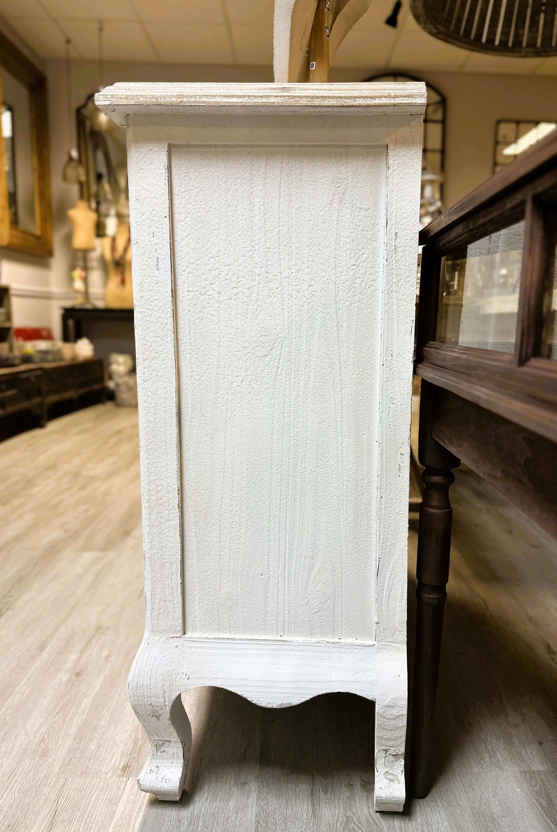 Vintage Dresser in French Provincial Style - Nuvé