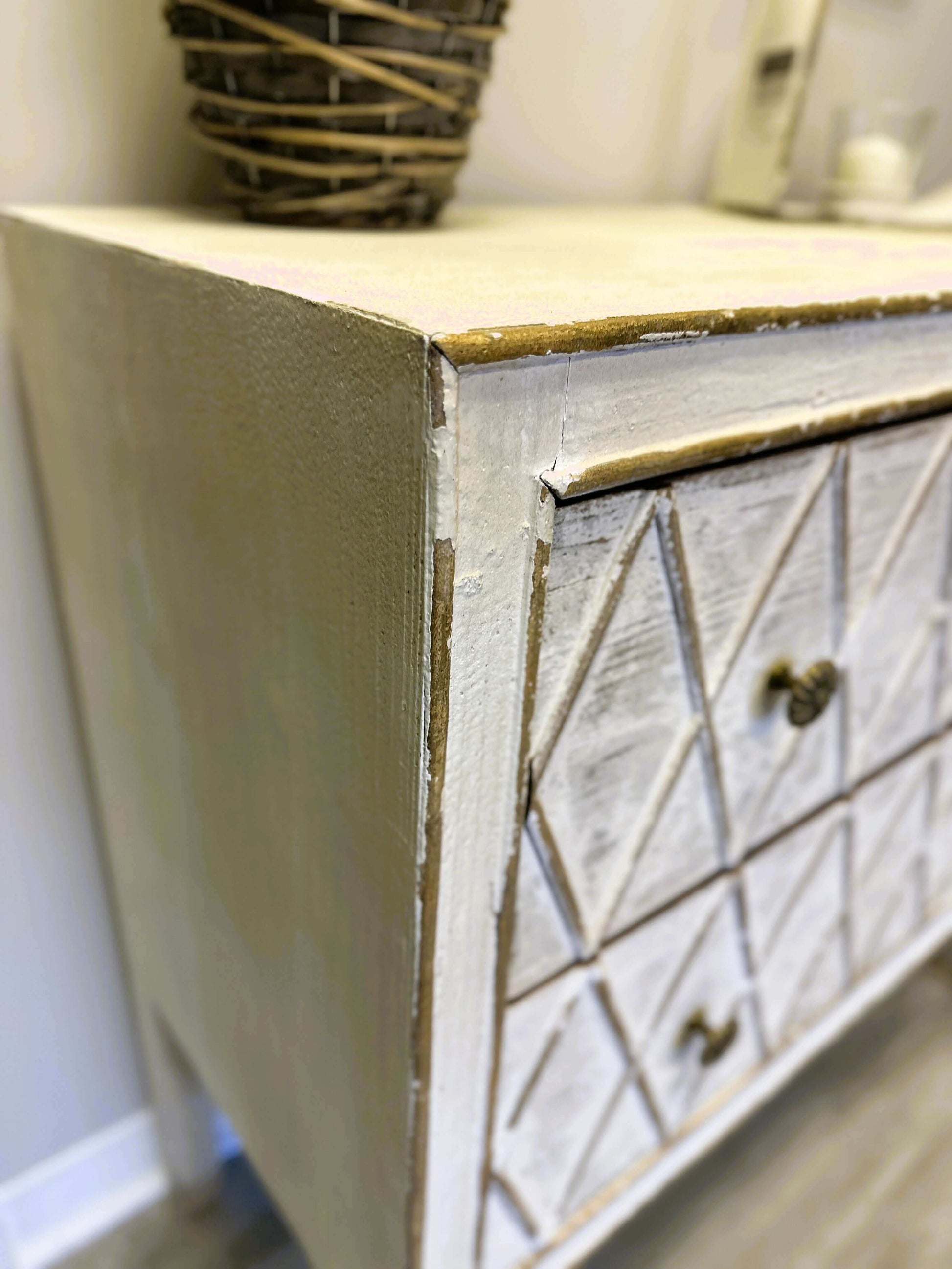 Vintage Dresser with Diamond Pattern in White and Gold - Nuvé