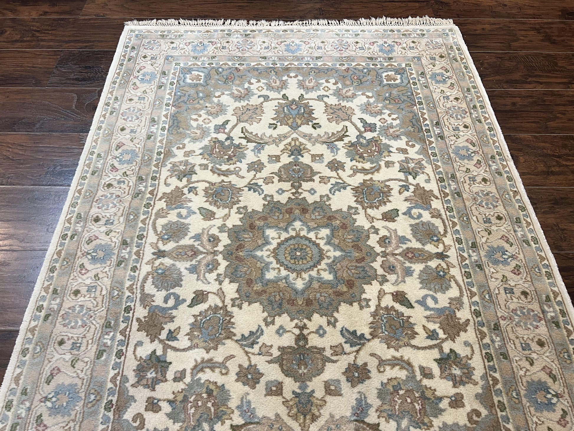 Indo Persian Rug 4x6, Floral Medallion, Beige, Handmade Wool Vintage Carpet 4 x 6 ft - Nuvé