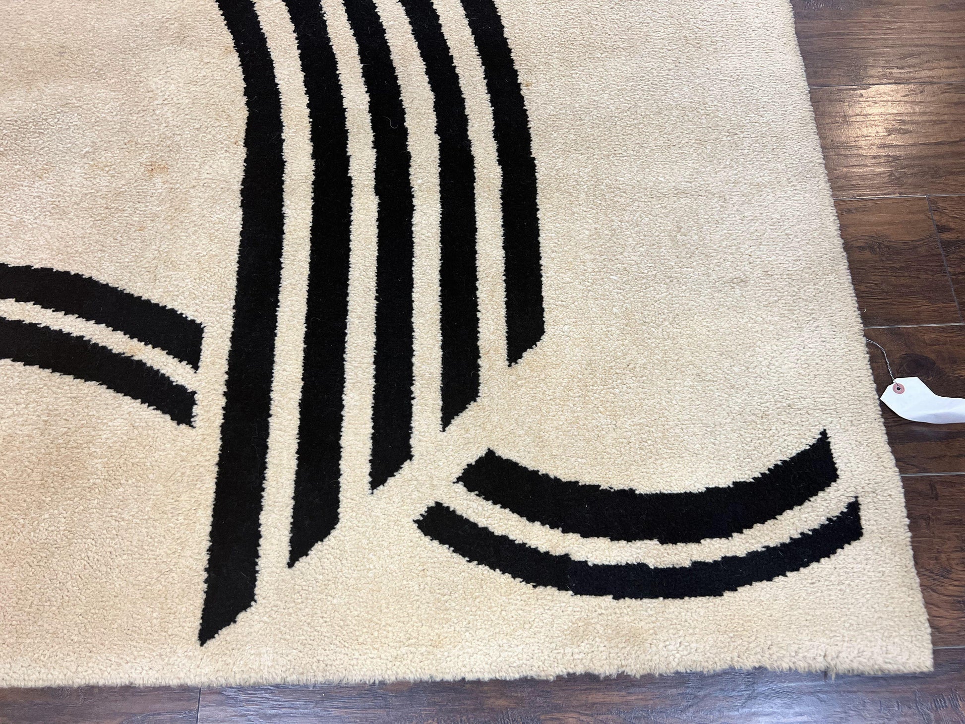 Modern Rug 6x9, Cream and Black, Abstract Pattern - Nuvé
