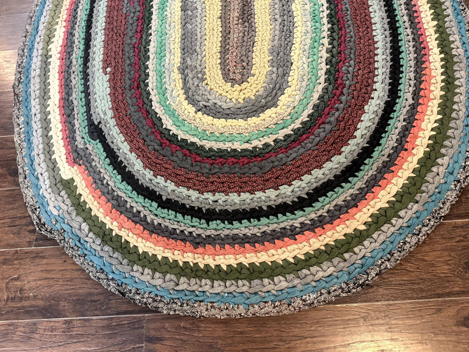 Antique American Braided Rug 5x7, Oval Multicolor Handmade Wool Braided Carpet - Nuvé
