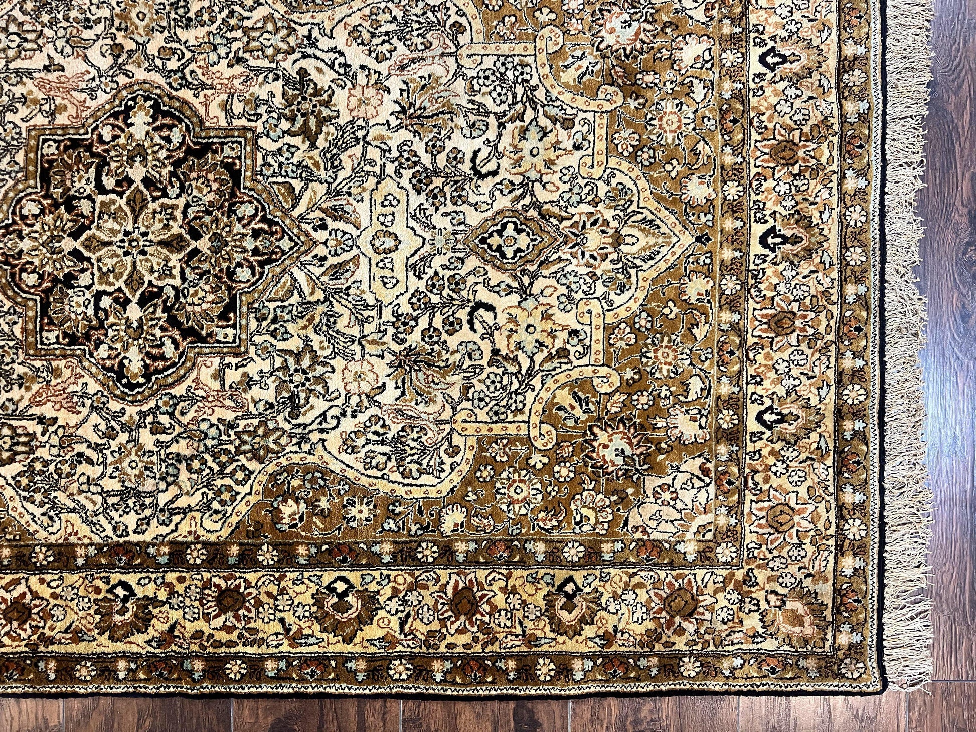 Persian Qum Silk Rug 3.5 x 5.5, Floral Medallion, Very Fine 350 KPSI, Handmade Silk on Silk Rug, Vintage - Nuvé