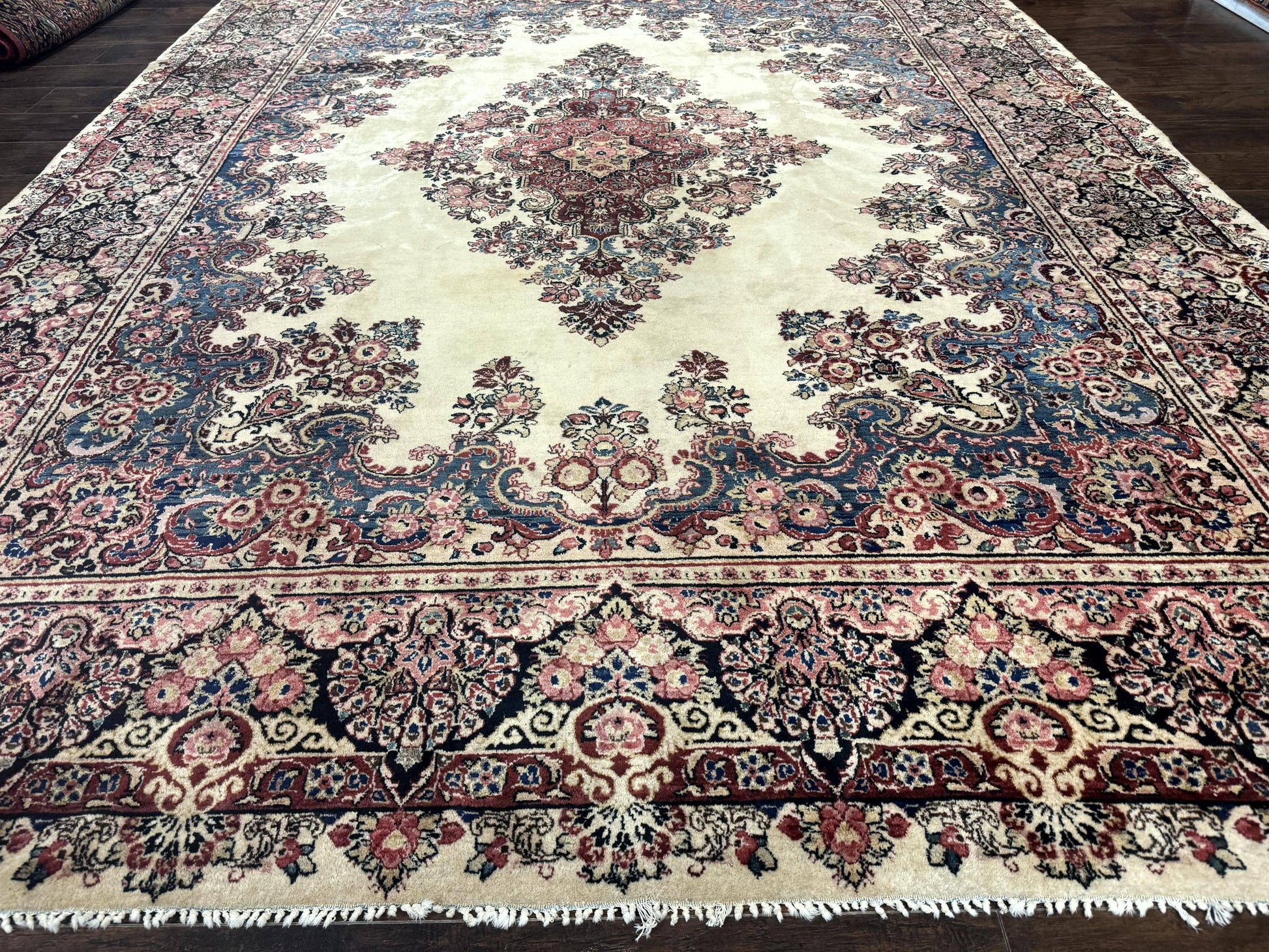 Persian Sarouk Rug 9x12, Ivory & Blue, Semi Open Field - Nuvé