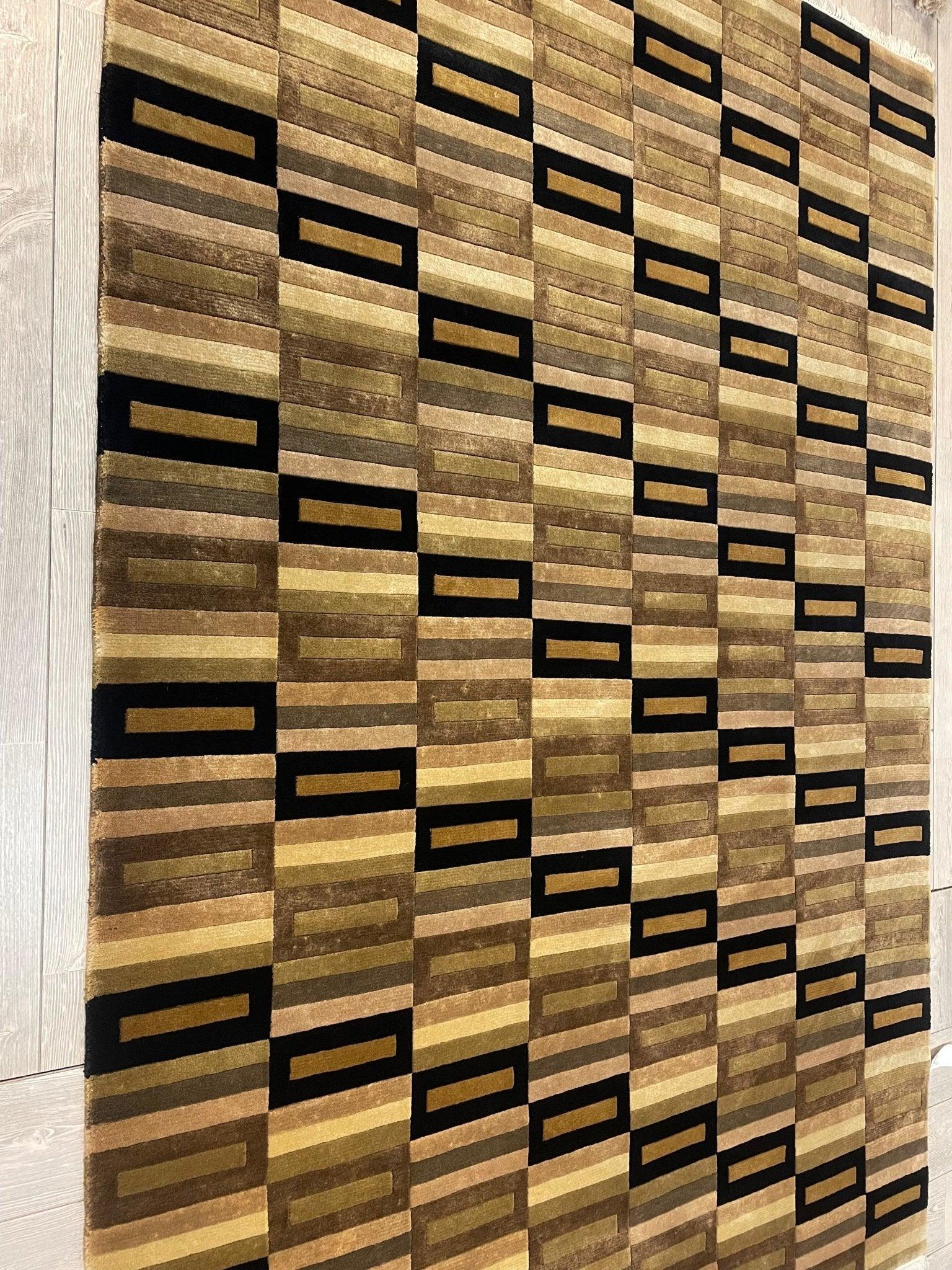 Beautifull Hand Knotted Nepali Geometric Area Rug 6x9 Ft - Nuvé