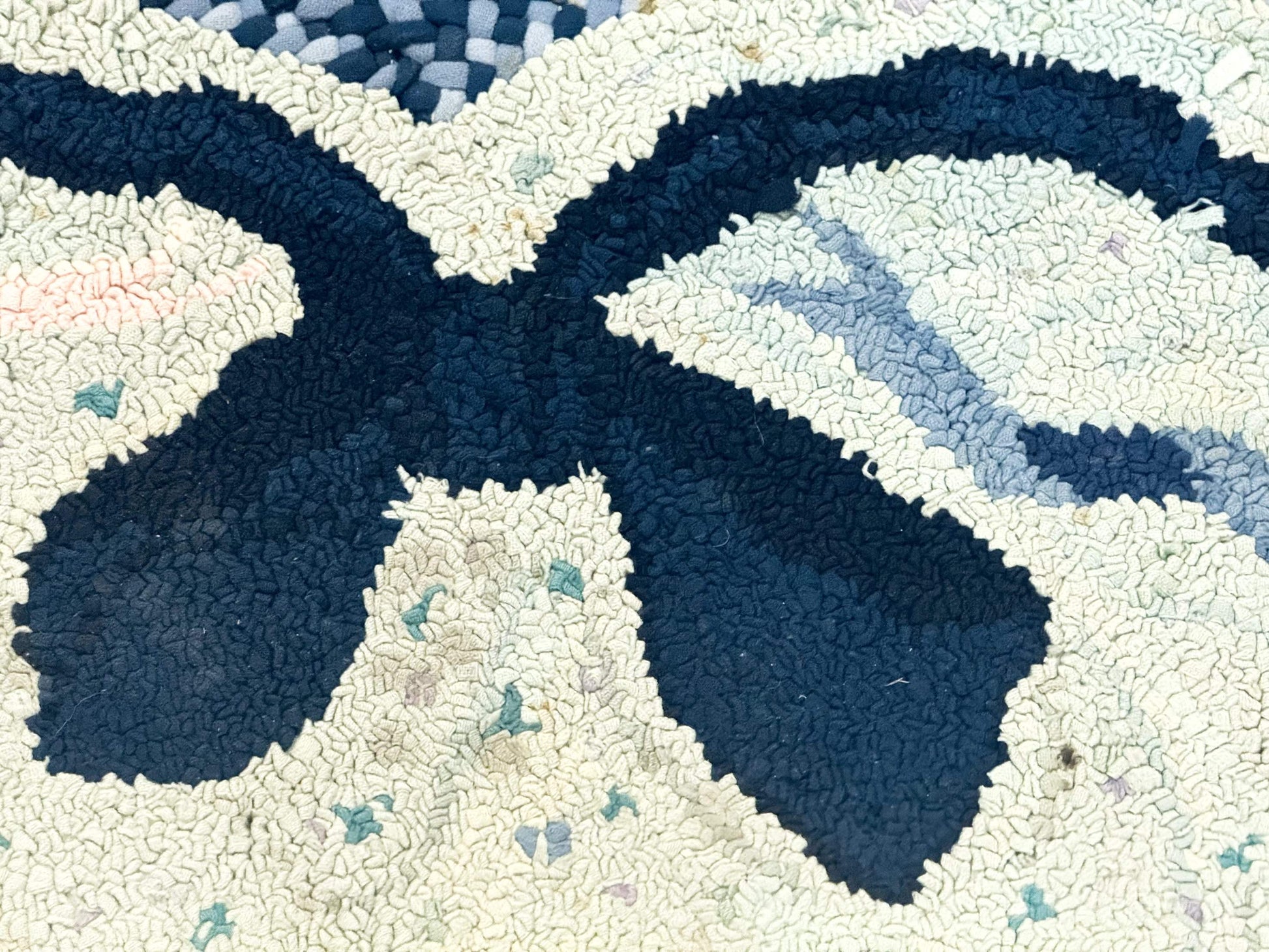 Small American Hooked Rug, Vintage Welcome Mat, Heart Shaped, Ivory and Blue - Nuvé