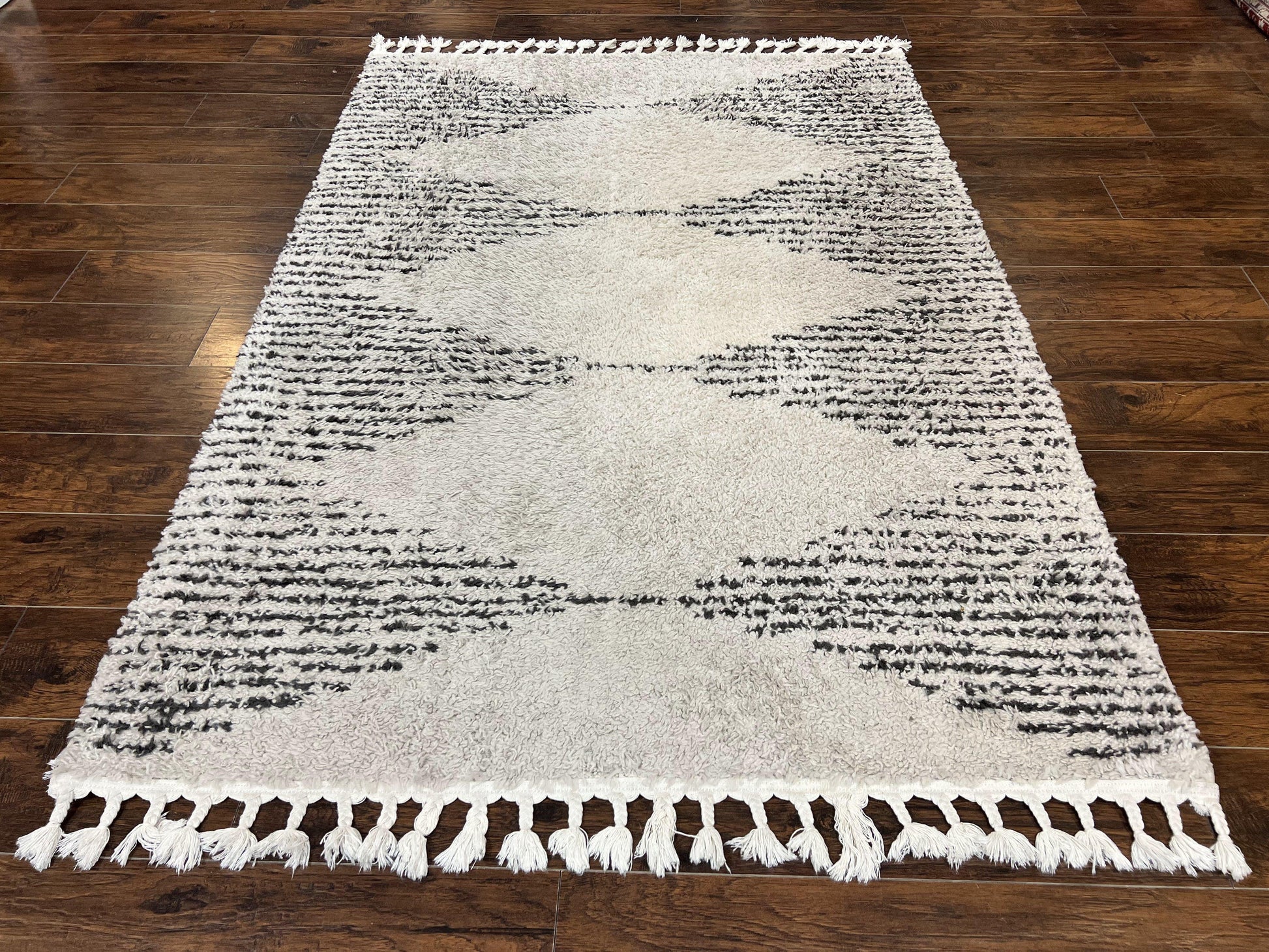 Shag Rug 5x8, Off White and Black Modern Contemporary Shag Area Rug, Moroccan Style Rug 5 x 8 ft, Medium Sized Rug, nuLoom Rug - Nuvé