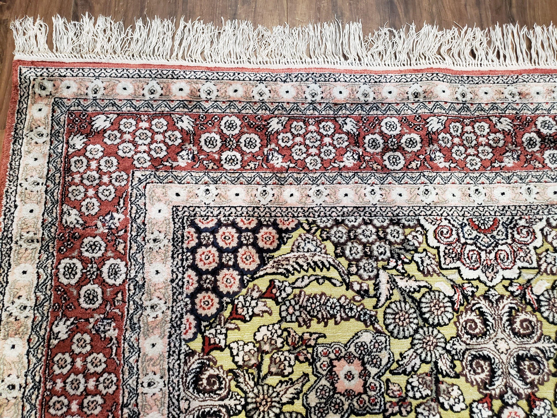5x8 Indian Kashmiri Silk Rug with Gold Threads - Nuvé