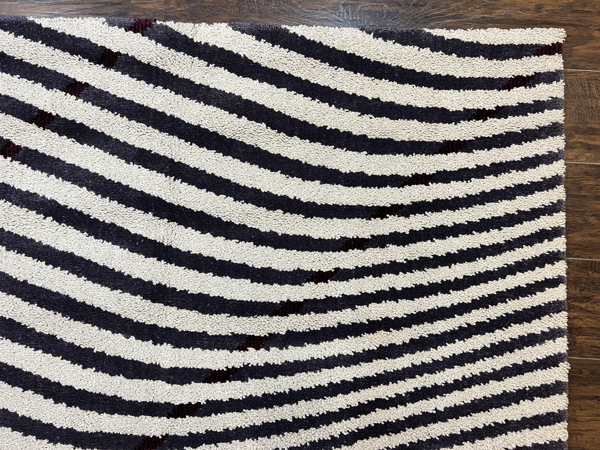 Vintage Zebra Stripes Shag Rug 5.7 x 7.4, Black and White, Retro, Wool - Nuvé