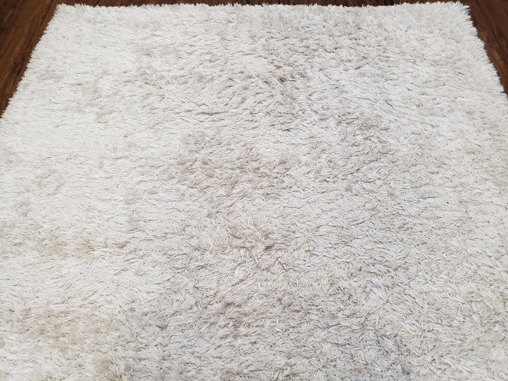Safavieh Shag Rug 5x8, Pearl White Color, Isaac Mizrachi Shag Collection 5x7 Carpet, High Pile Soft Fluffly Bedroom Rug, Living Room Rug - Nuvé
