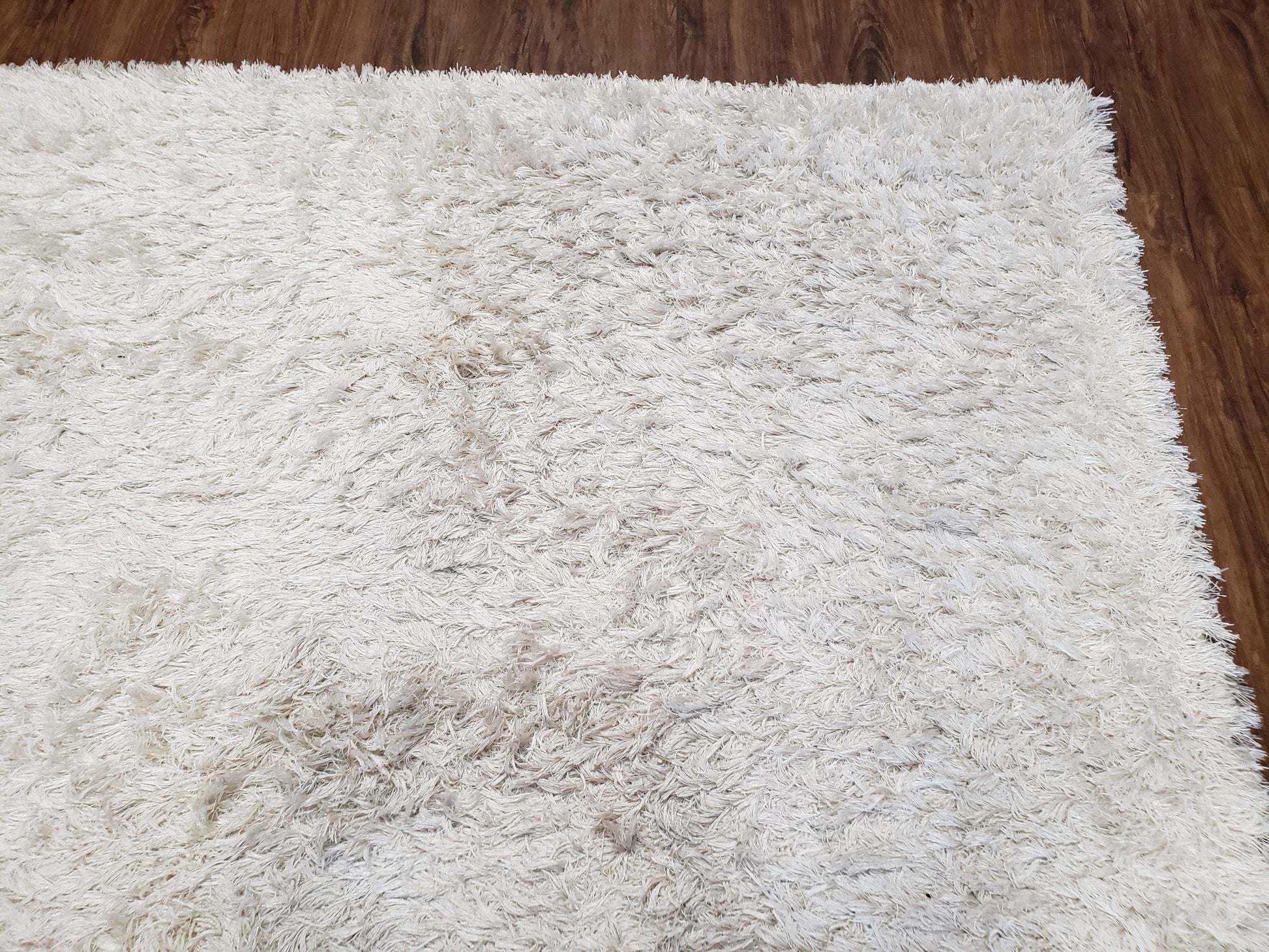 Safavieh Shag Rug 5x8, Pearl White Color, Isaac Mizrachi Shag Collection 5x7 Carpet, High Pile Soft Fluffly Bedroom Rug, Living Room Rug - Nuvé