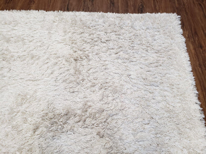 Safavieh Shag Rug 5x8, Pearl White Color, Isaac Mizrachi Shag Collection 5x7 Carpet, High Pile Soft Fluffly Bedroom Rug, Living Room Rug - Nuvé
