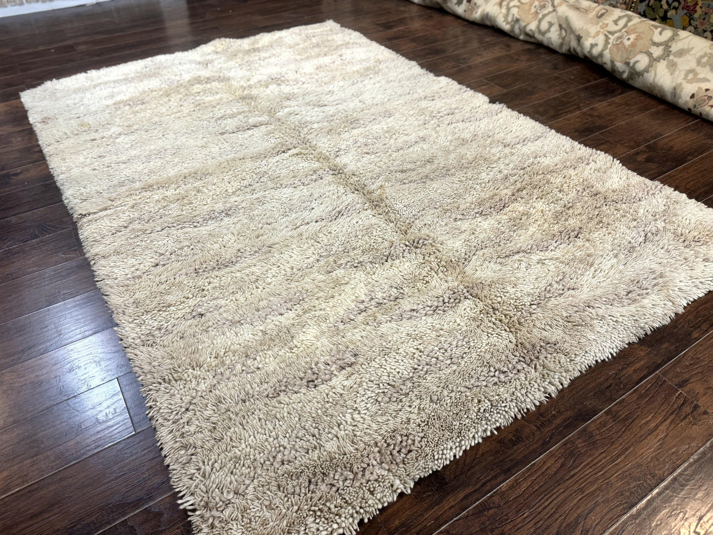 European Rya Shag Rug 6.6 x 9.7, Beige, Fluffy Vintage Area Rug - Nuvé