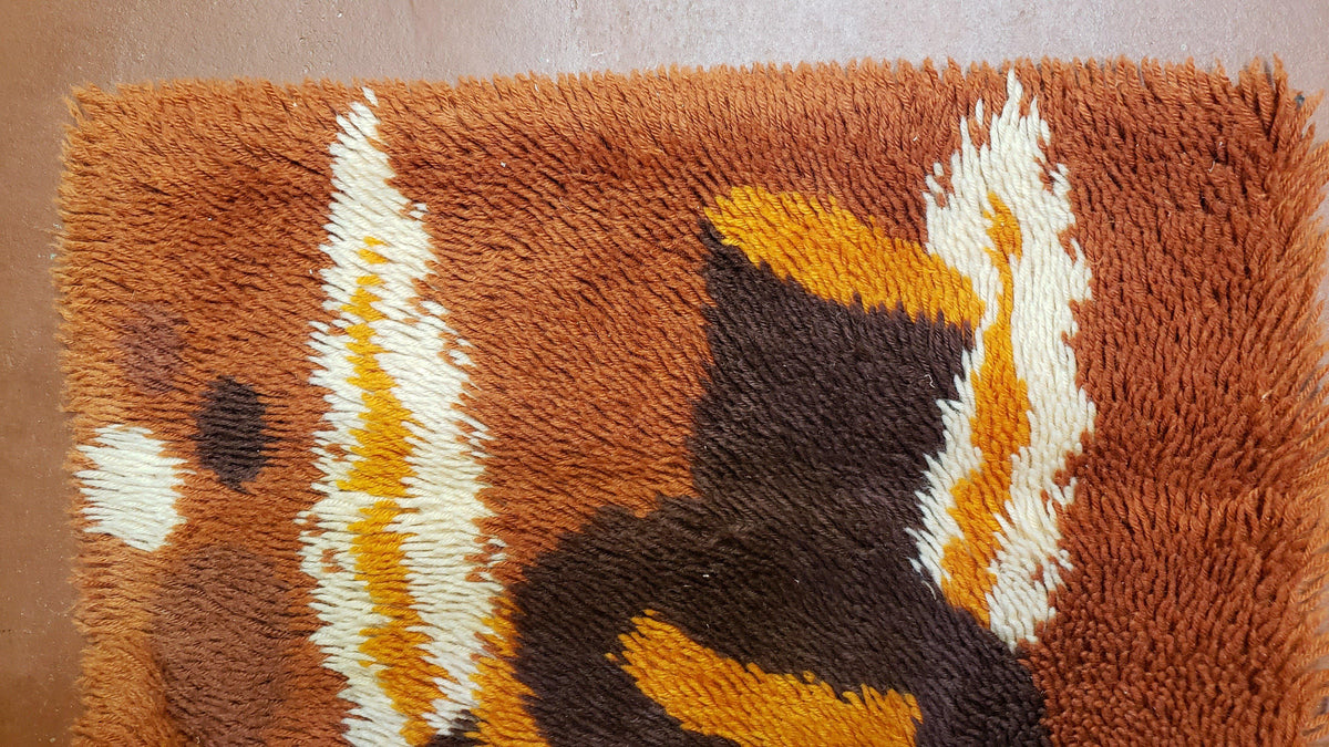 2x3 Rya Shag Rug Mid-Century Modern Danish Shag Rug 1960s Accent Rug Bunny Rabbit in Hat Dark Orange Small Shag Rug