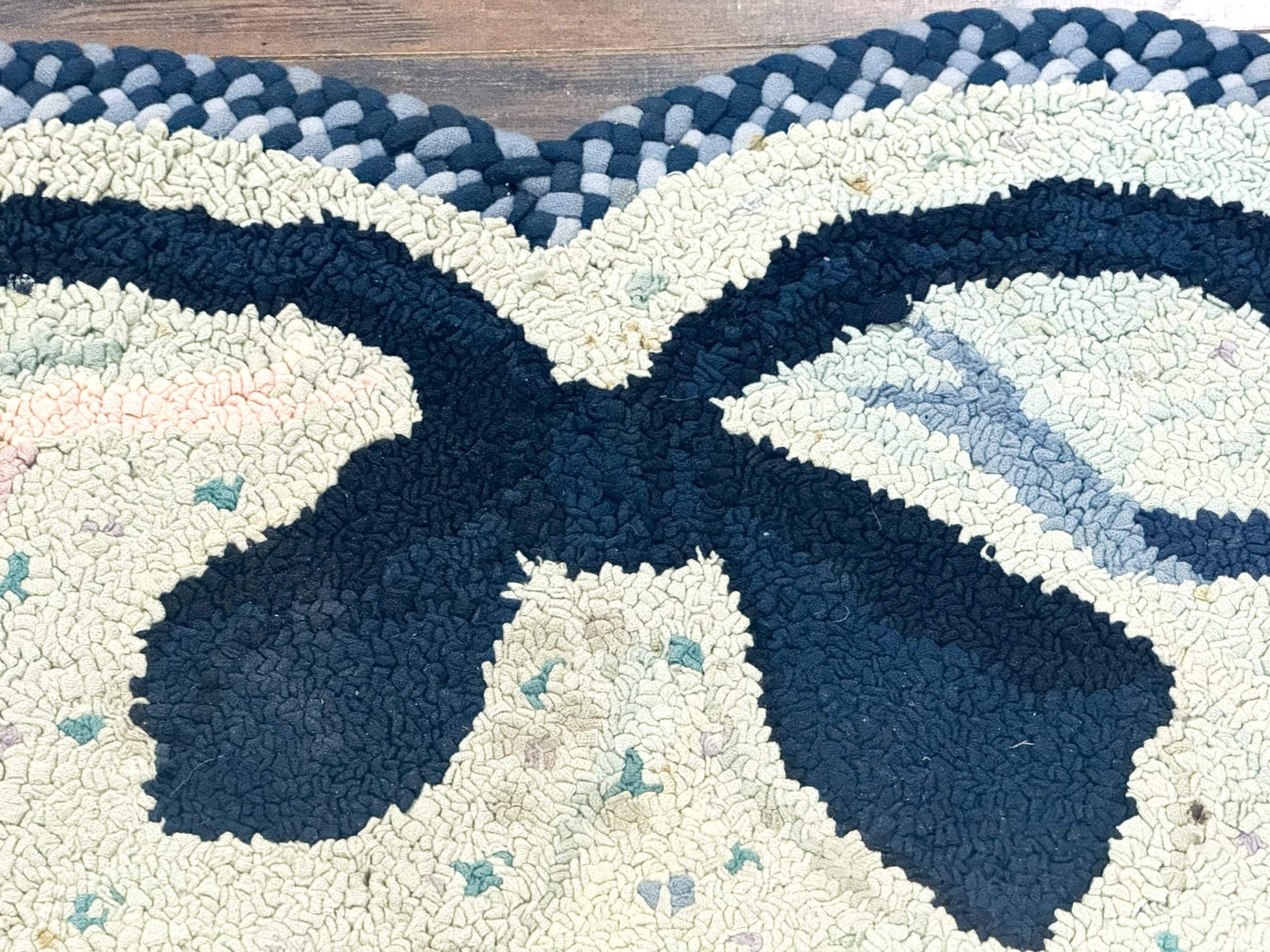 Small American Hooked Rug, Vintage Welcome Mat, Heart Shaped, Ivory and Blue - Nuvé