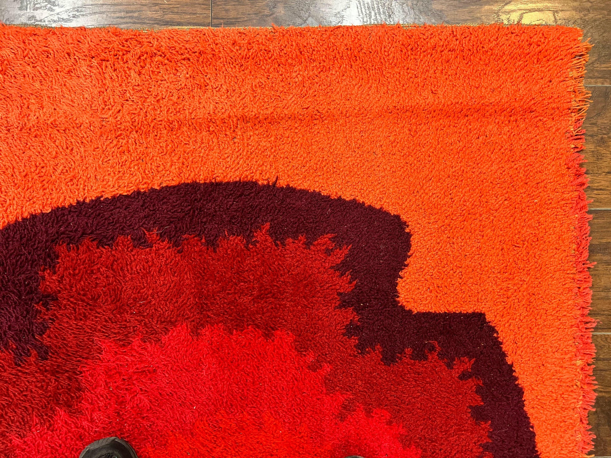 Danish Rya Shag Rug 4x6, Mid Century 1960s Retro Vintage Wool Rug, Shades of Red - Nuvé