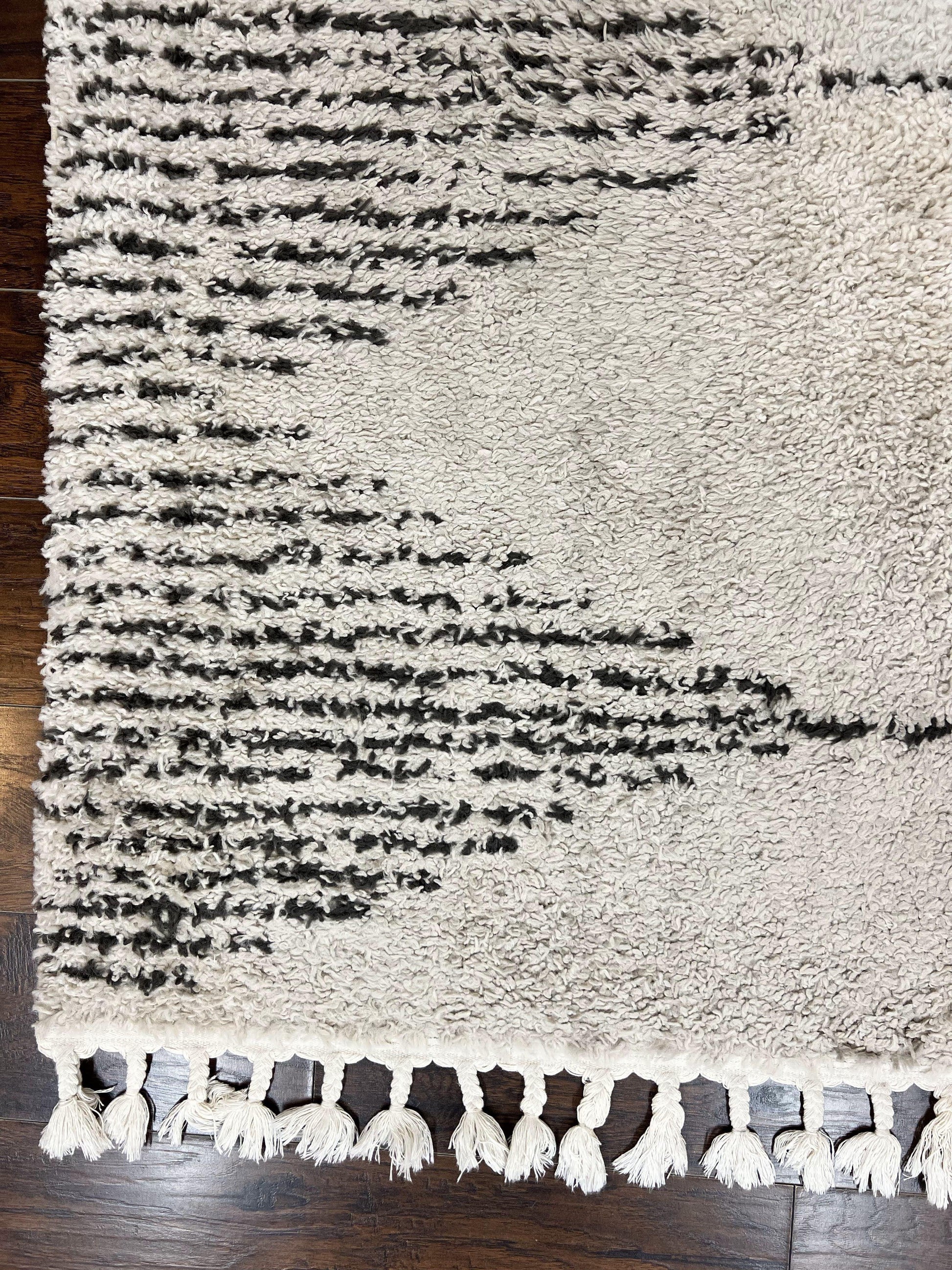 Shag Rug 5x8, Off White and Black Modern Contemporary Shag Area Rug, Moroccan Style Rug 5 x 8 ft, Medium Sized Rug, nuLoom Rug - Nuvé