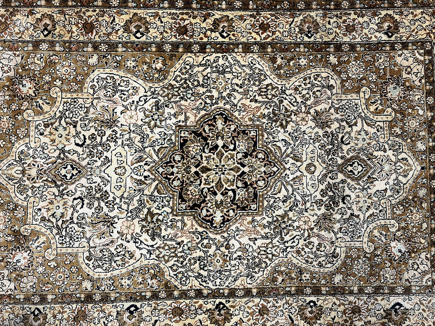 Persian Qum Silk Rug 3.5 x 5.5, Floral Medallion, Very Fine 350 KPSI, Handmade Silk on Silk Rug, Vintage - Nuvé
