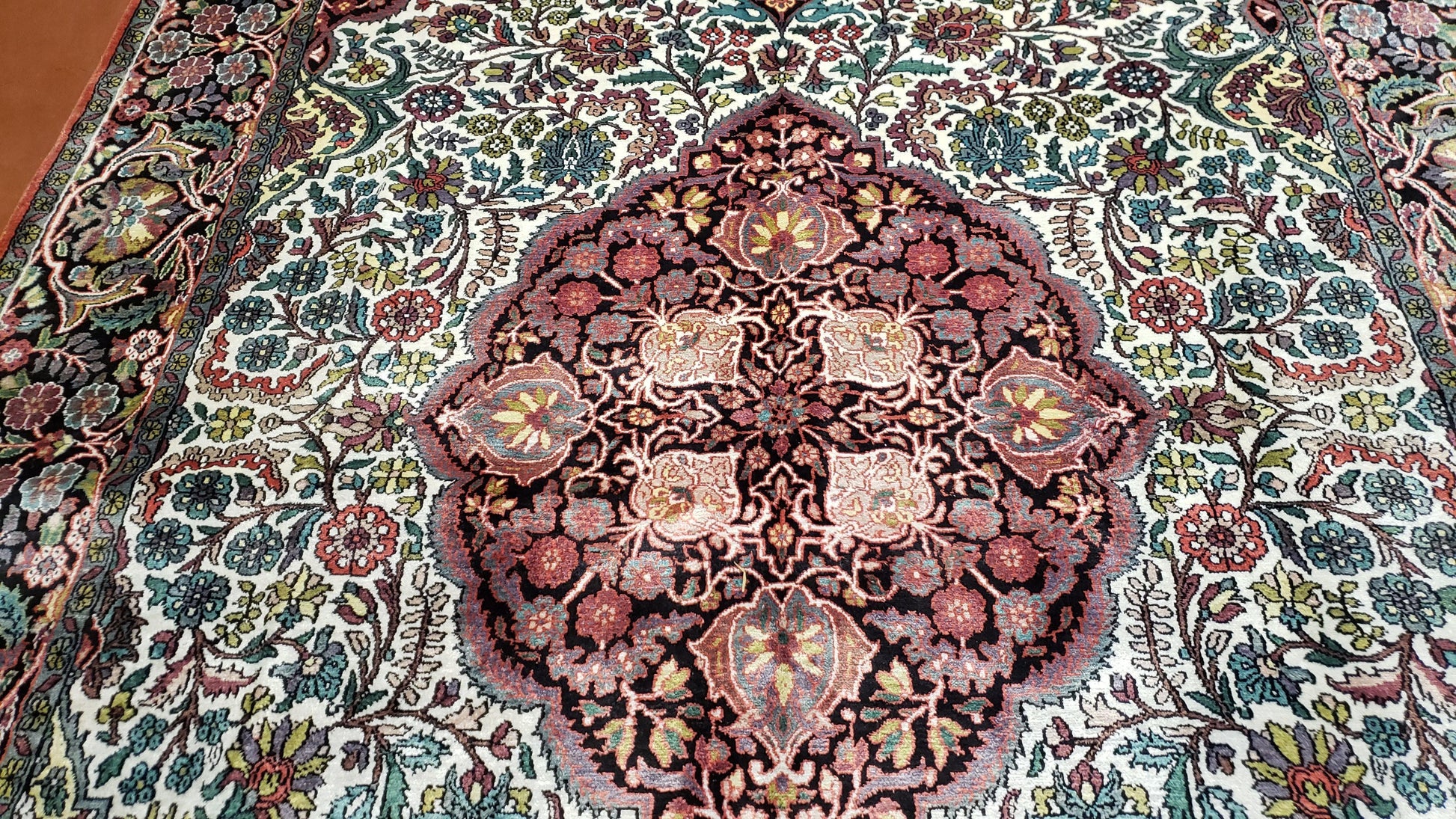 Indian Kashmiri Silk Rug 6x10, Ivory, Floral Medallion - Nuvé