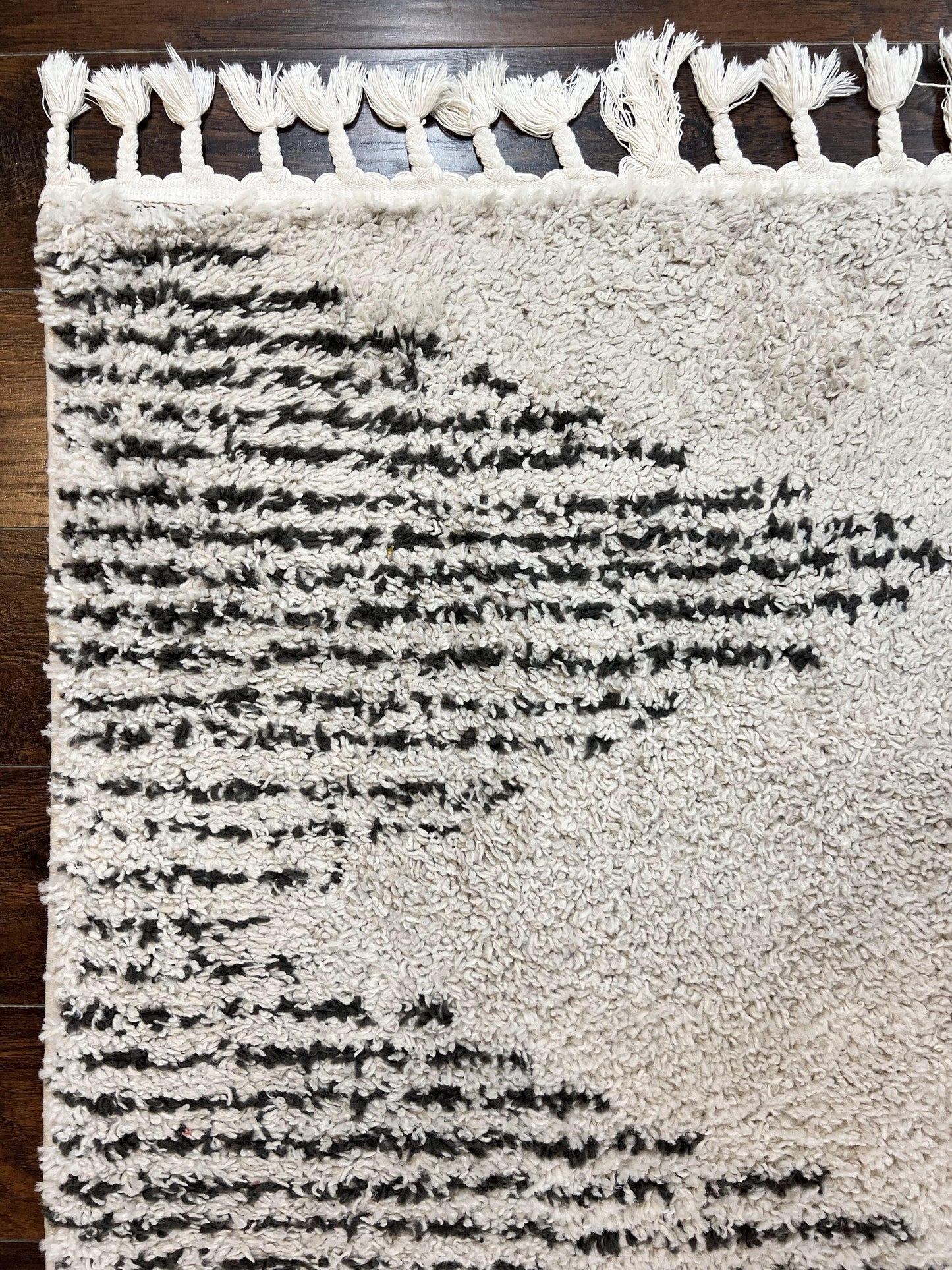 Shag Rug 5x8, Off White and Black Modern Contemporary Shag Area Rug, Moroccan Style Rug 5 x 8 ft, Medium Sized Rug, nuLoom Rug - Nuvé