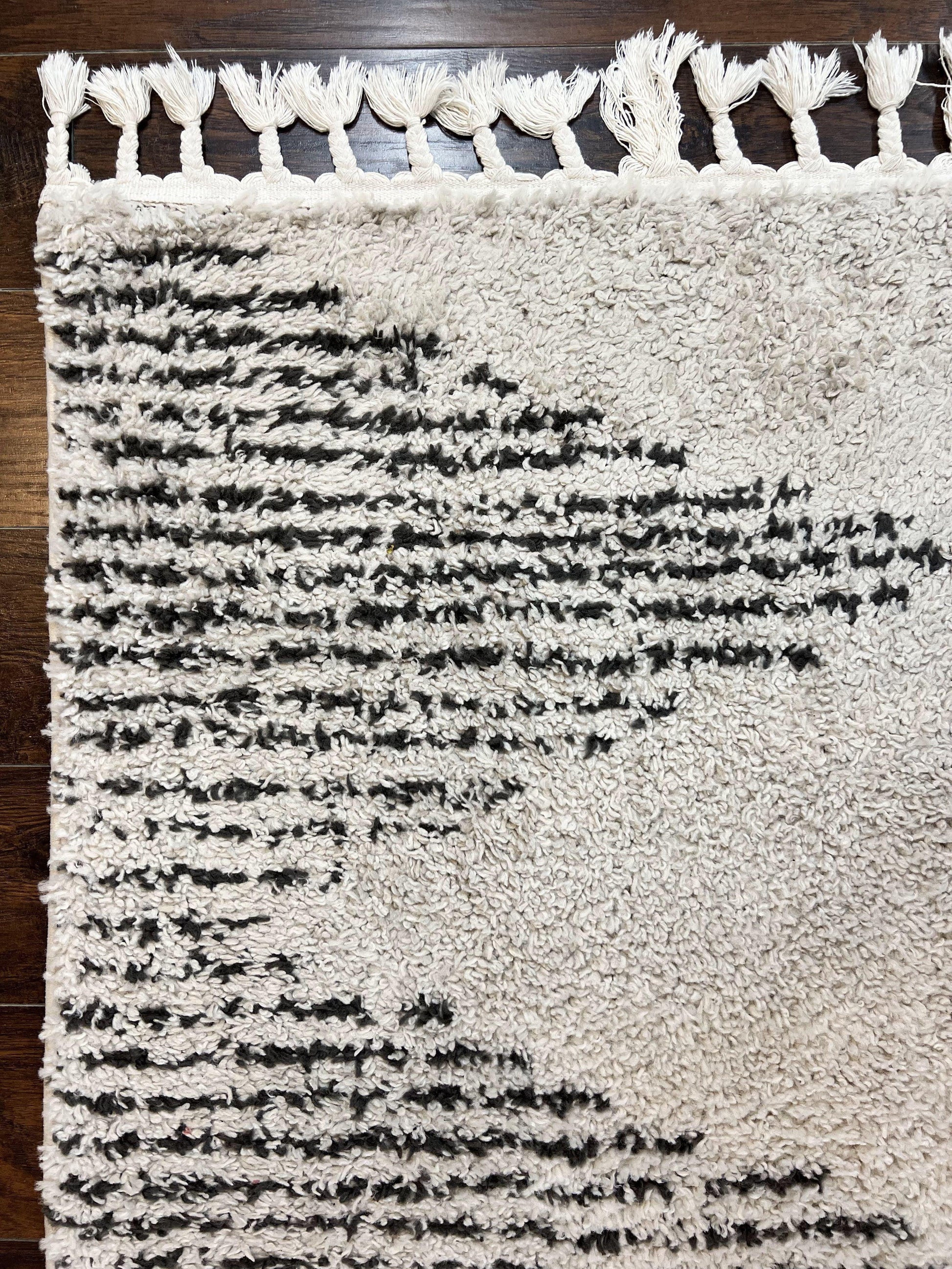 Shag Rug 5x8, Off White and Black Modern Contemporary Shag Area Rug, Moroccan Style Rug 5 x 8 ft, Medium Sized Rug, nuLoom Rug - Nuvé