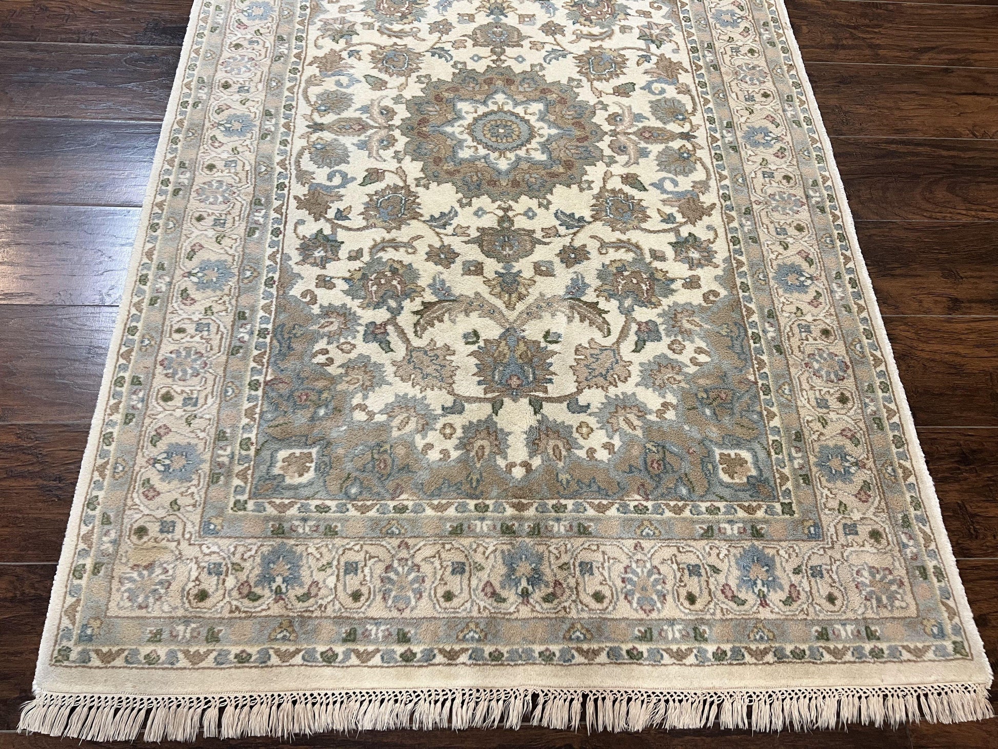Indo Persian Rug 4x6, Floral Medallion, Beige, Handmade Wool Vintage Carpet 4 x 6 ft - Nuvé