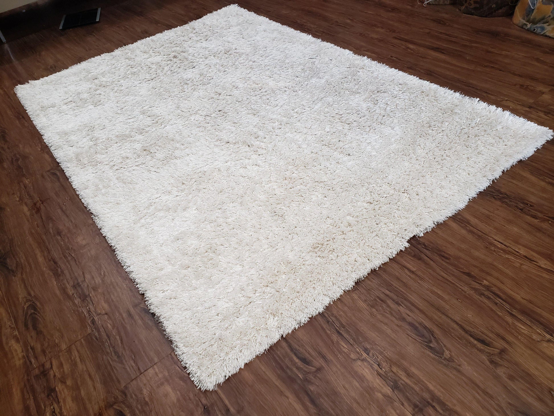 Safavieh Shag Rug 5x8, Pearl White Color, Isaac Mizrachi Shag Collection 5x7 Carpet, High Pile Soft Fluffly Bedroom Rug, Living Room Rug - Nuvé