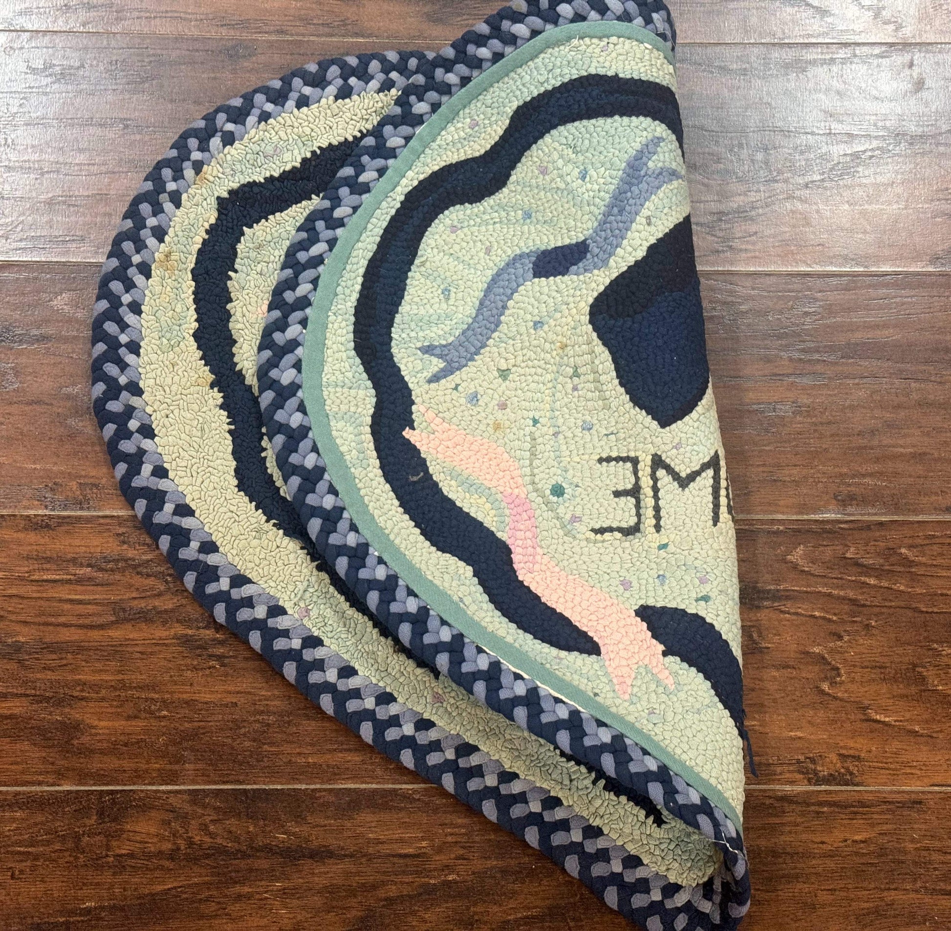 Small American Hooked Rug, Vintage Welcome Mat, Heart Shaped, Ivory and Blue - Nuvé