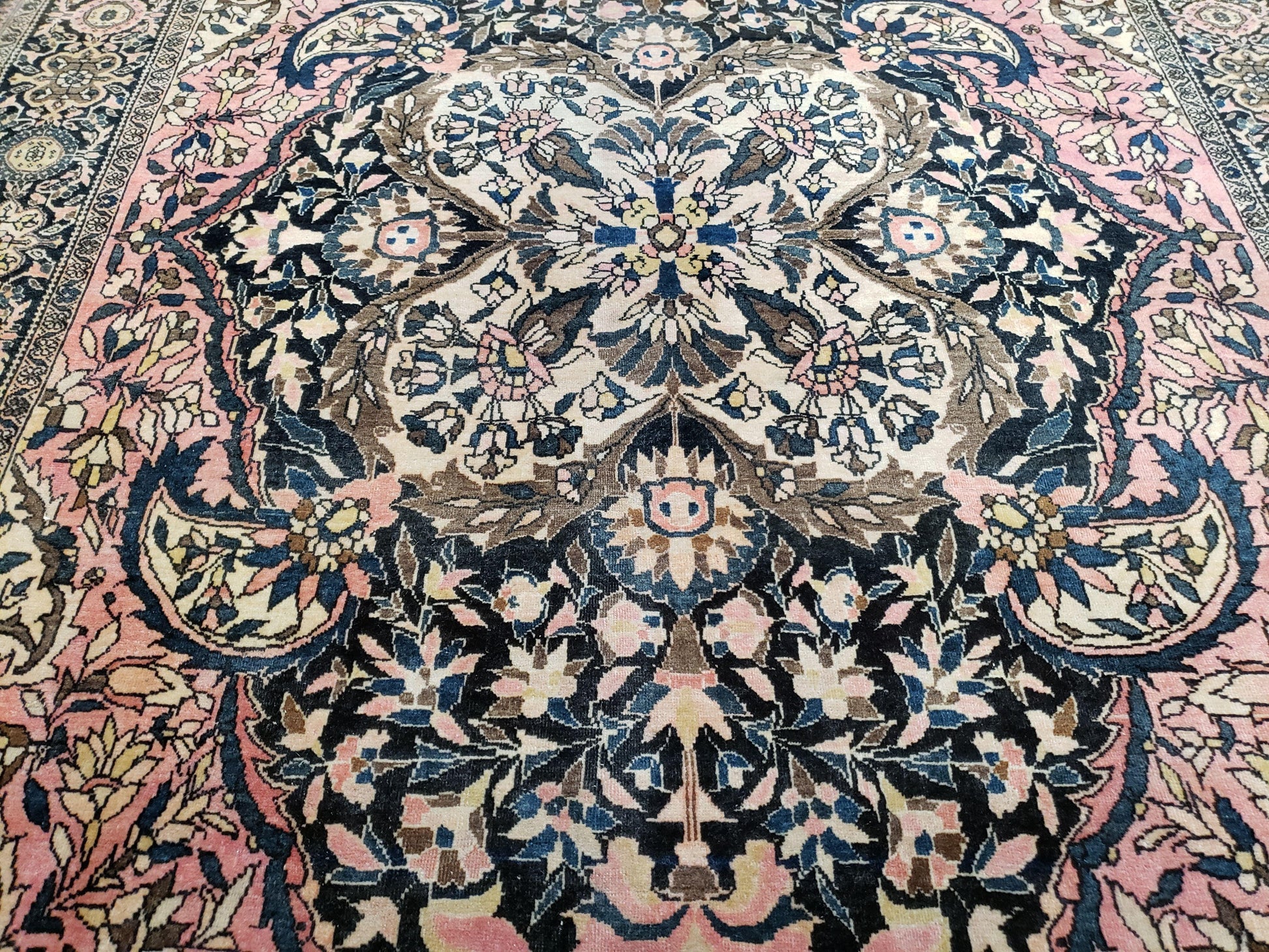 Antique Persian Farahan Rug, 4'1" x 6' 5" - Nuvé