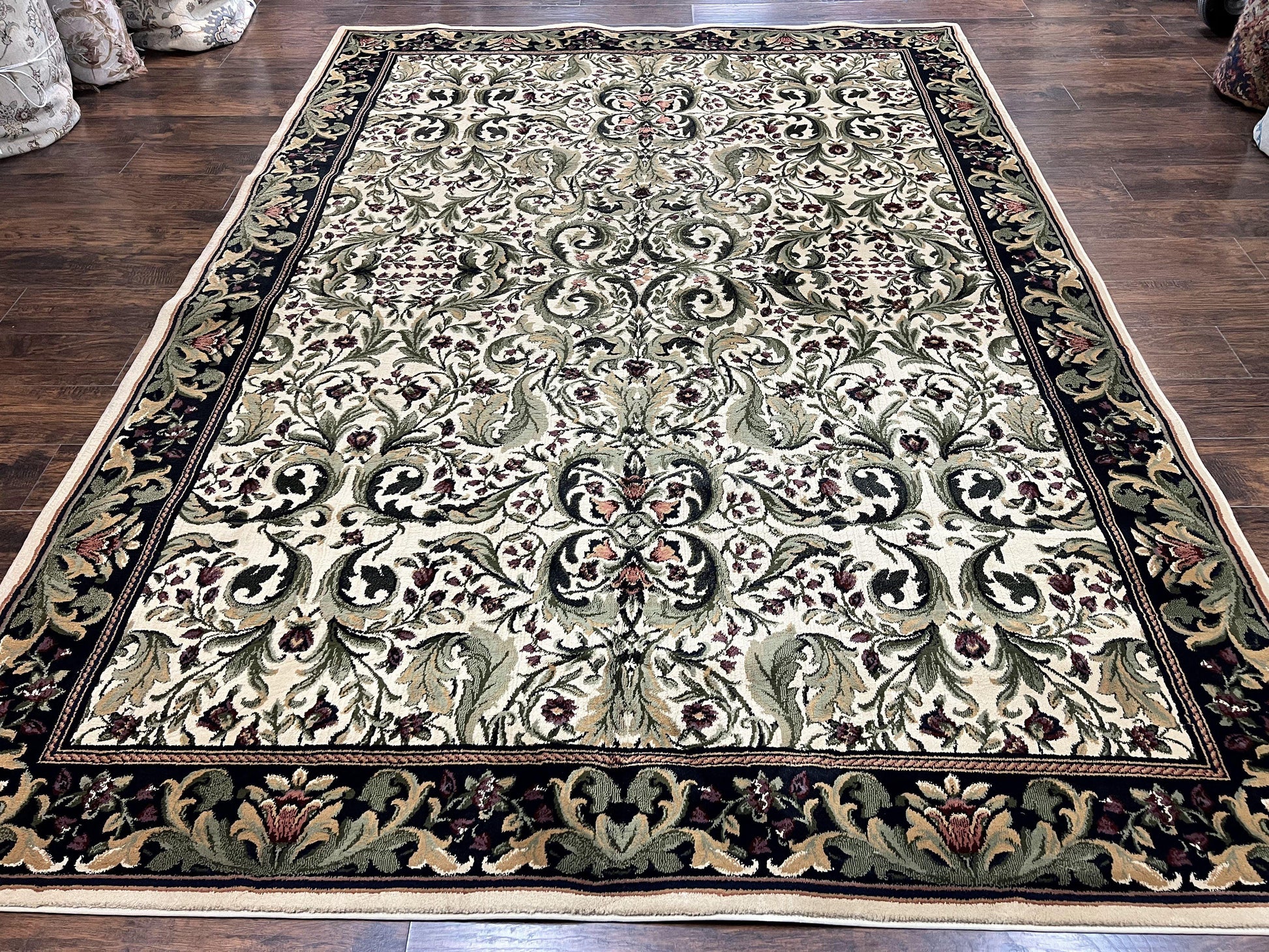 Oriental Rug 8x11, Floral Pattern, Ivory and Black - Nuvé