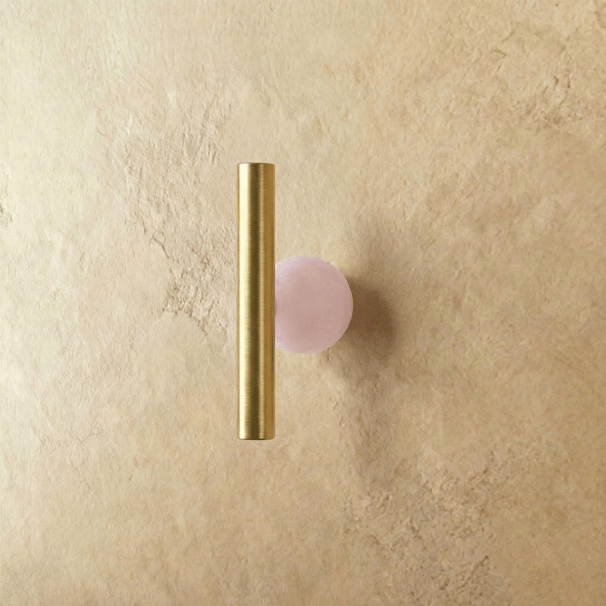 Clear crystal knob and pull bar from Kwam, suitable for cabinet hardware in home and garden decor.